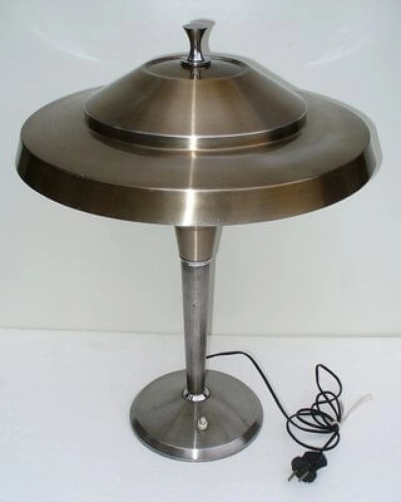 Lampada da tavolo in alluminio attribuita ad  Artemide, anni '50 1