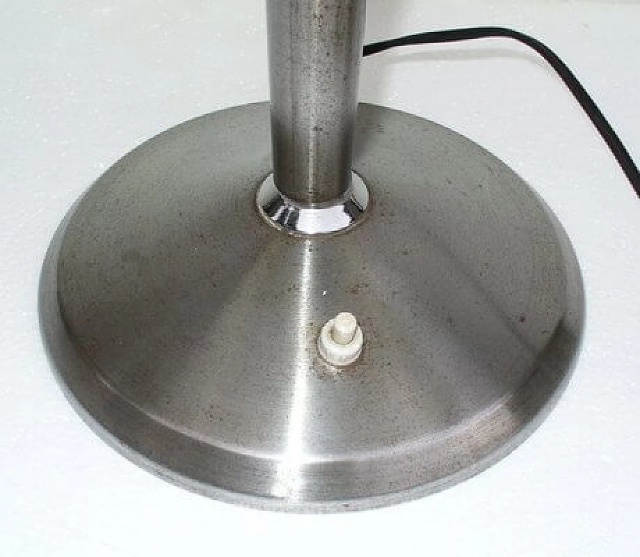 Lampada da tavolo in alluminio attribuita ad  Artemide, anni '50 6