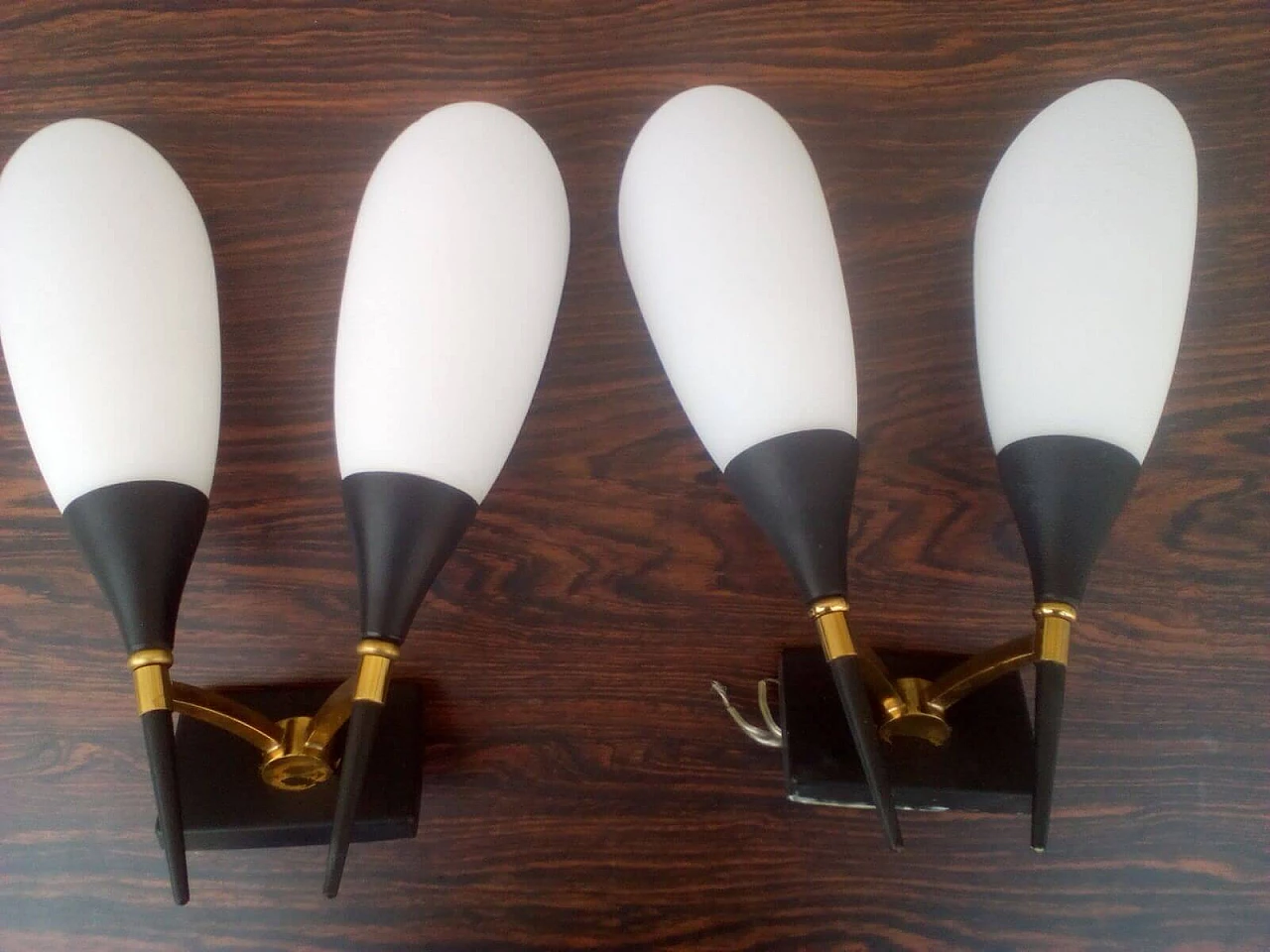 Coppia di applique con struttura in ottone e diffusori in vetro opalino, anni '60 3