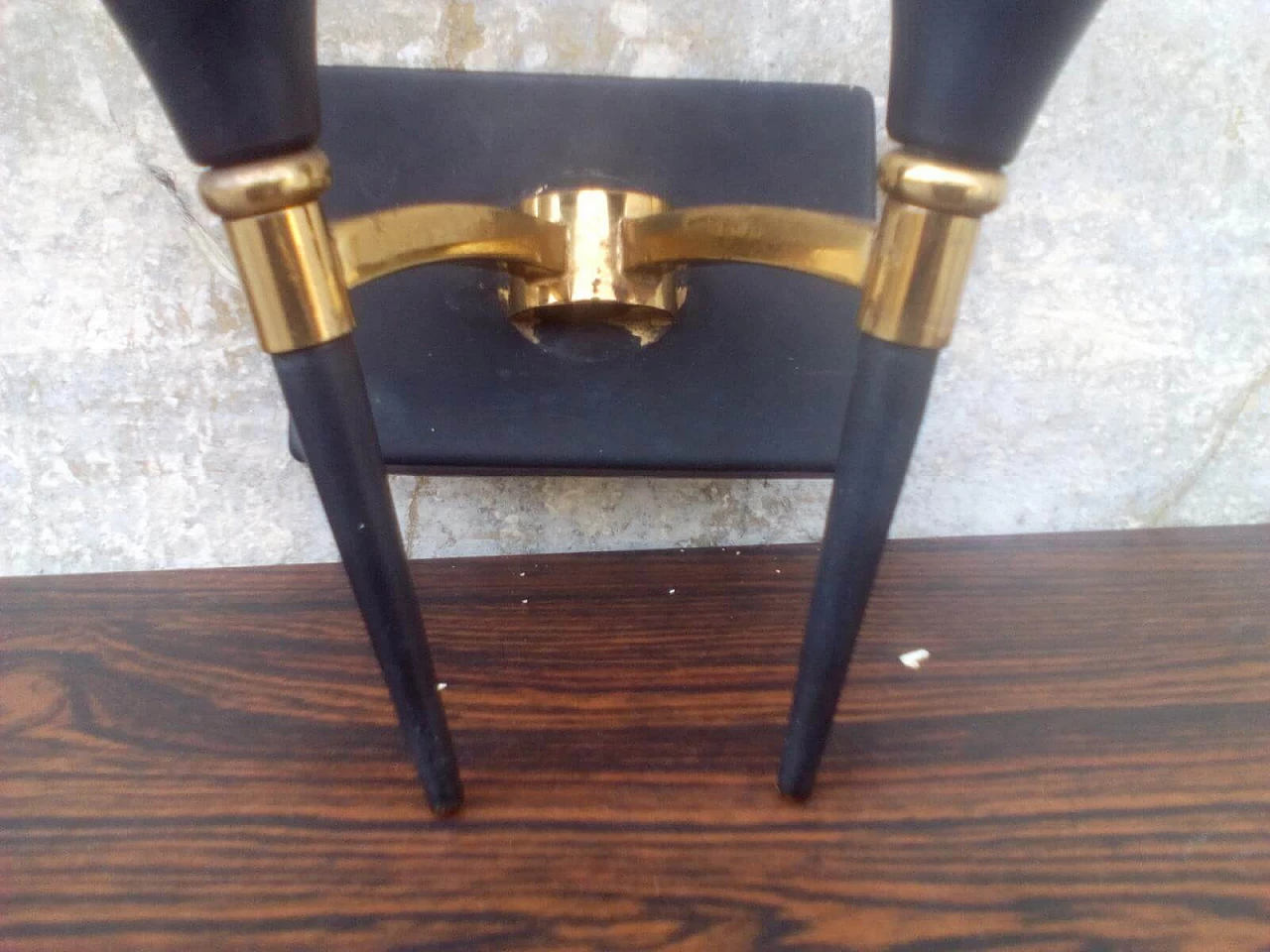 Coppia di applique con struttura in ottone e diffusori in vetro opalino, anni '60 8