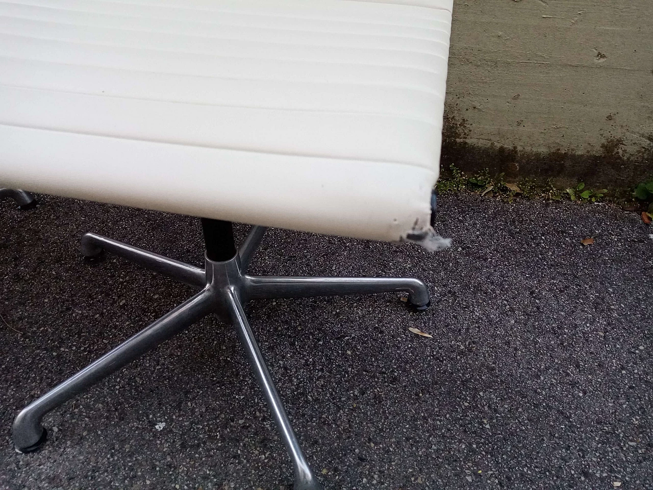 Pair of EA108 Herman Miller chairs by Charles and Ray Eames, 1980s 7