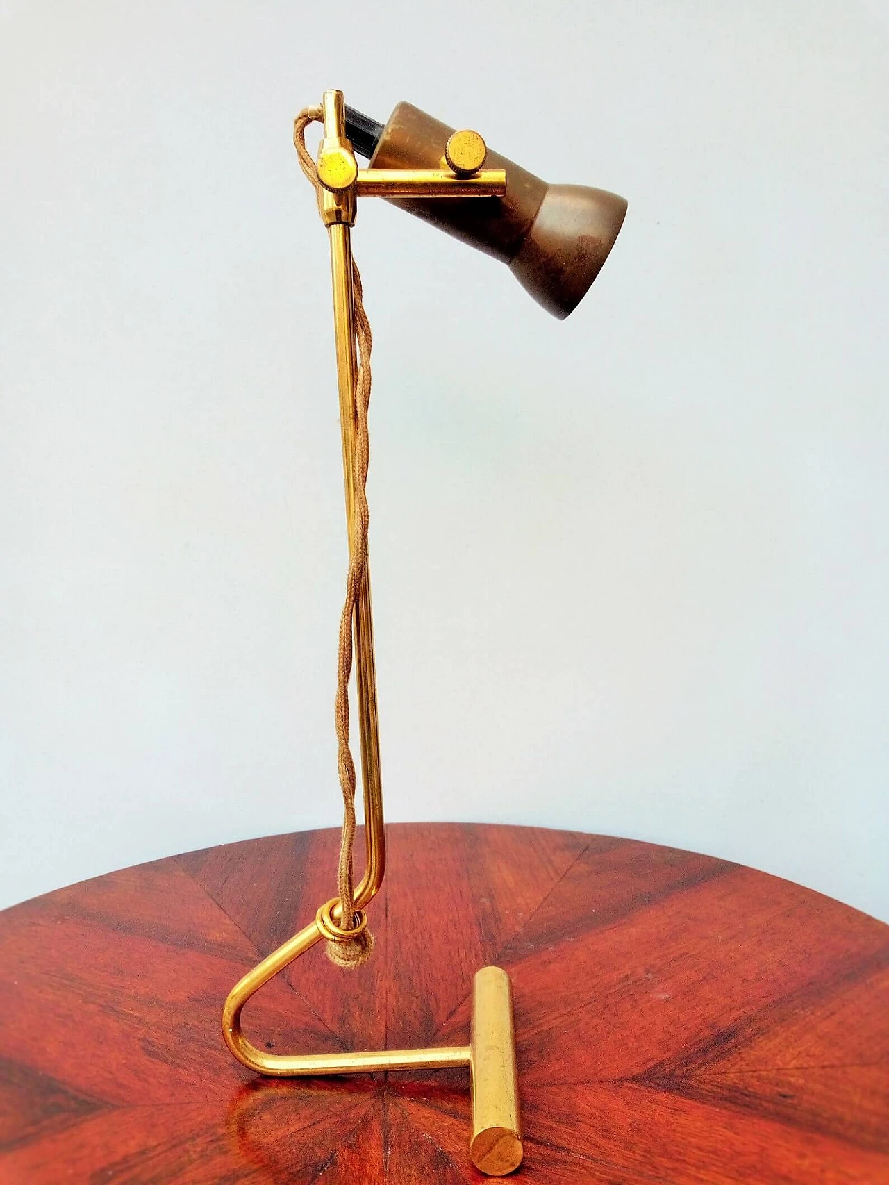 Lampada da tavolo in ottone attribuita a Gino Sarfatti, anni '50 9