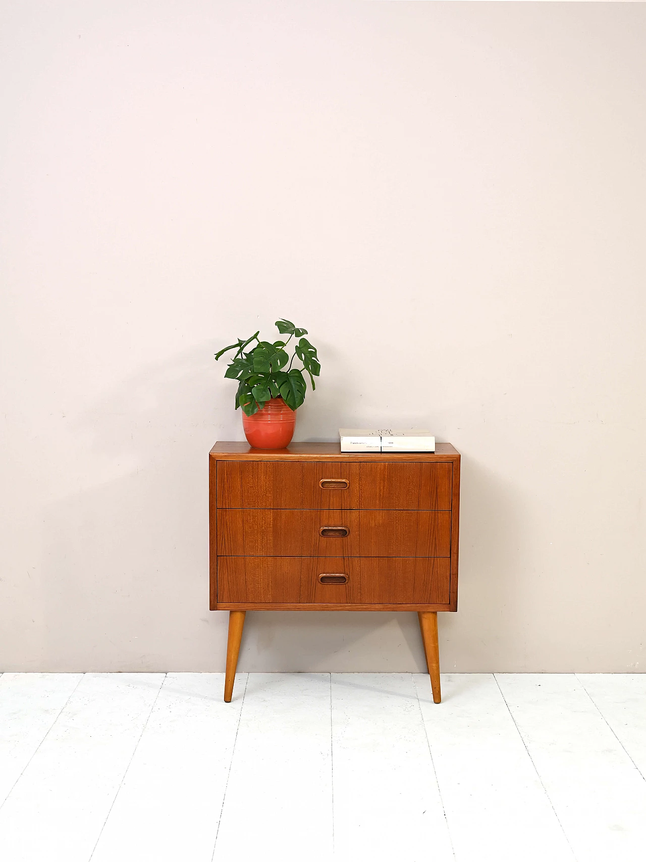 Comodino scandinavo in teak con cassetti e gambe coniche, anni '60 1