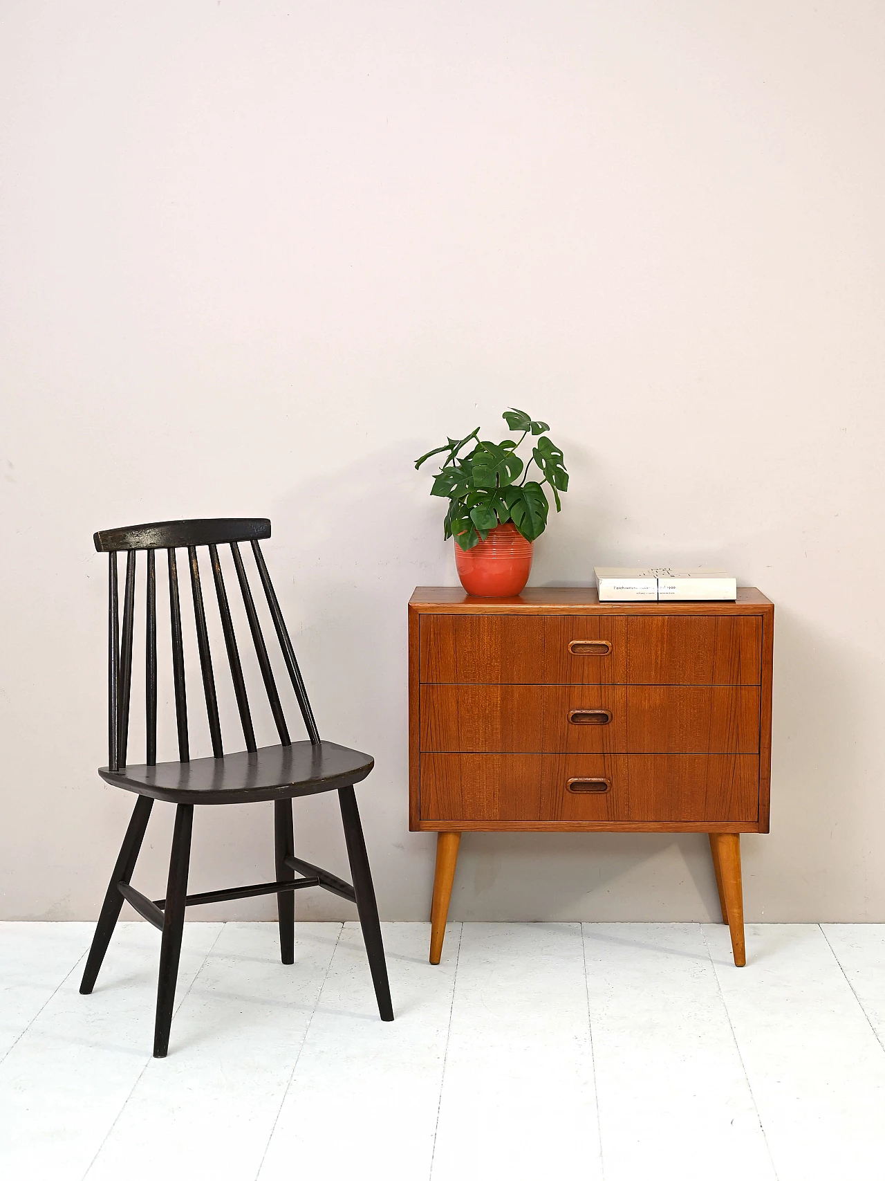 Comodino scandinavo in teak con cassetti e gambe coniche, anni '60 2