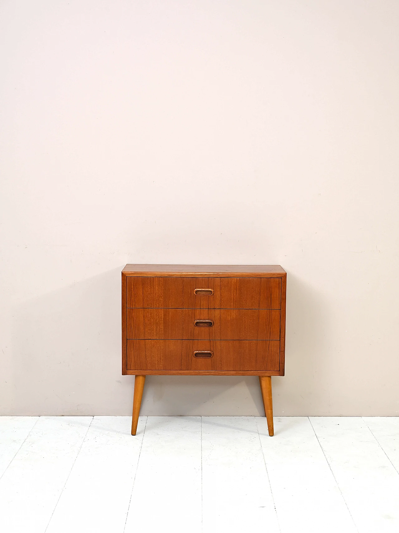Comodino scandinavo in teak con cassetti e gambe coniche, anni '60 3