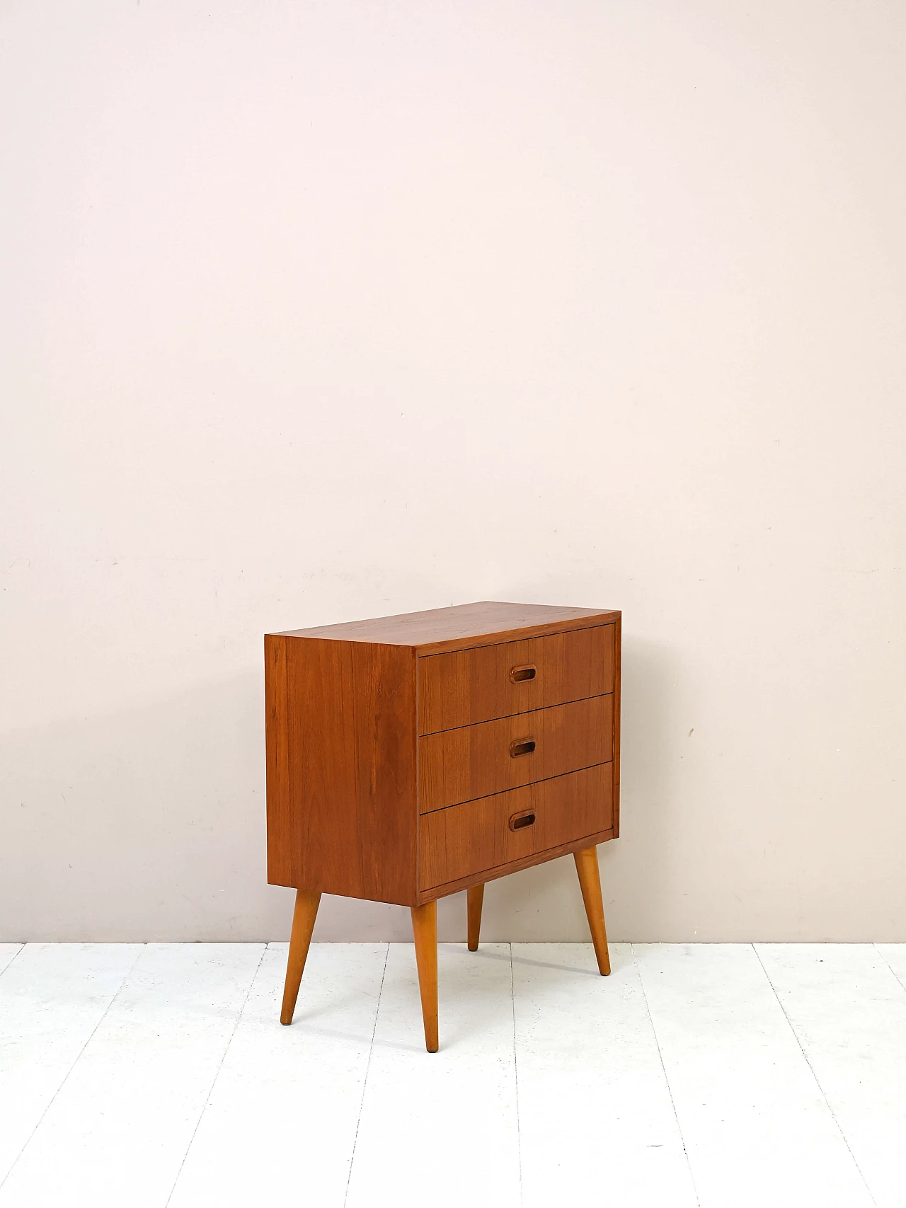 Comodino scandinavo in teak con cassetti e gambe coniche, anni '60 4