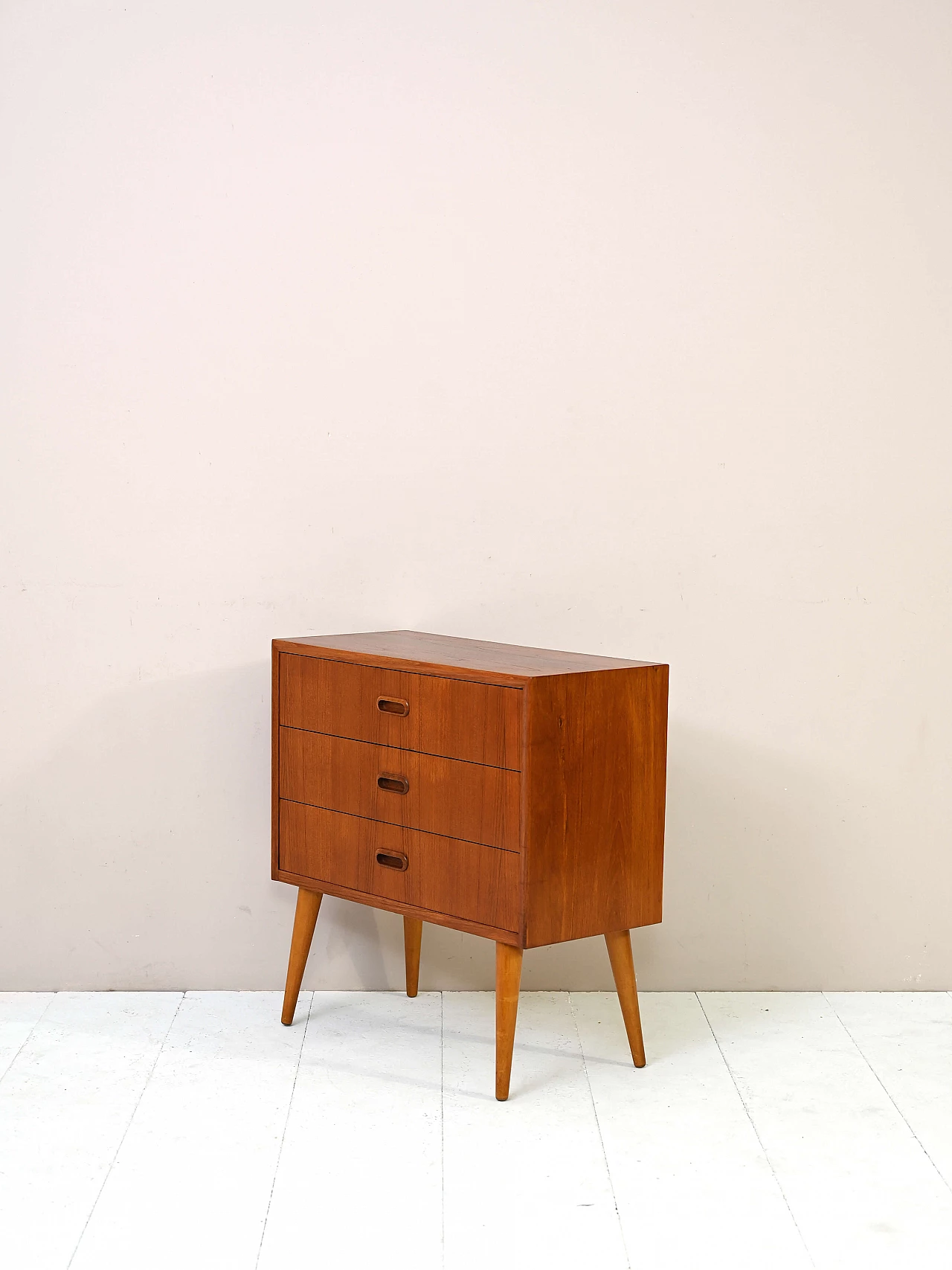 Comodino scandinavo in teak con cassetti e gambe coniche, anni '60 5