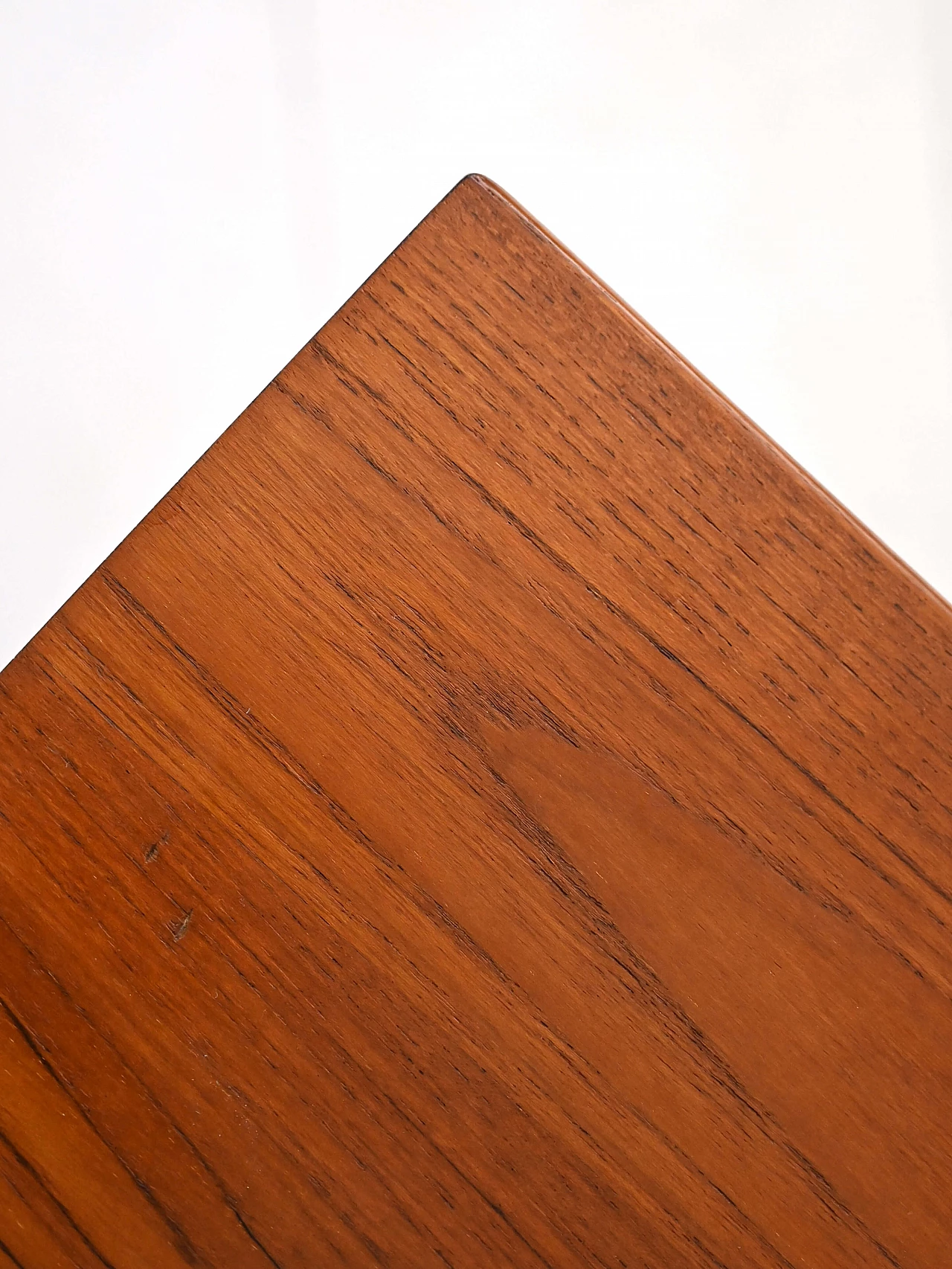 Comodino scandinavo in teak con cassetti e gambe coniche, anni '60 6