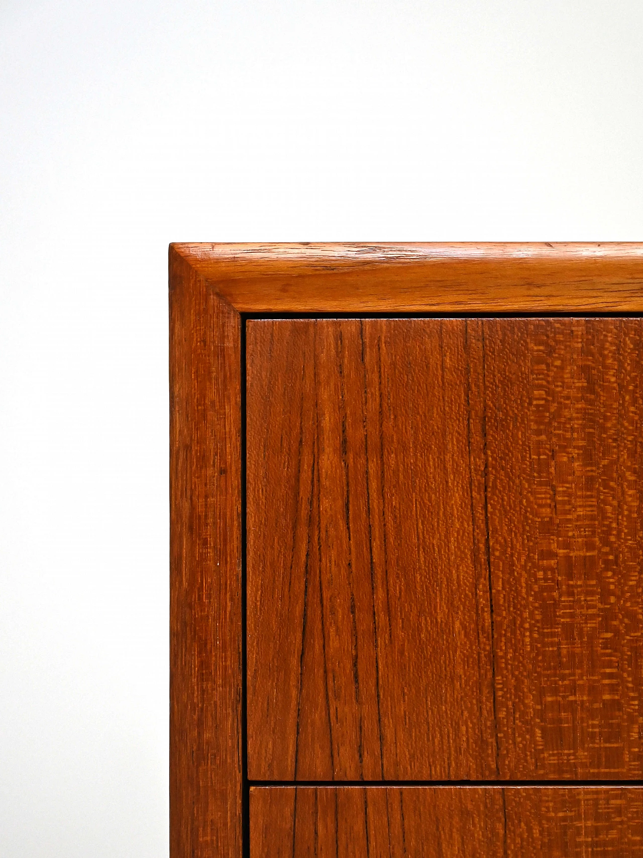 Comodino scandinavo in teak con cassetti e gambe coniche, anni '60 7