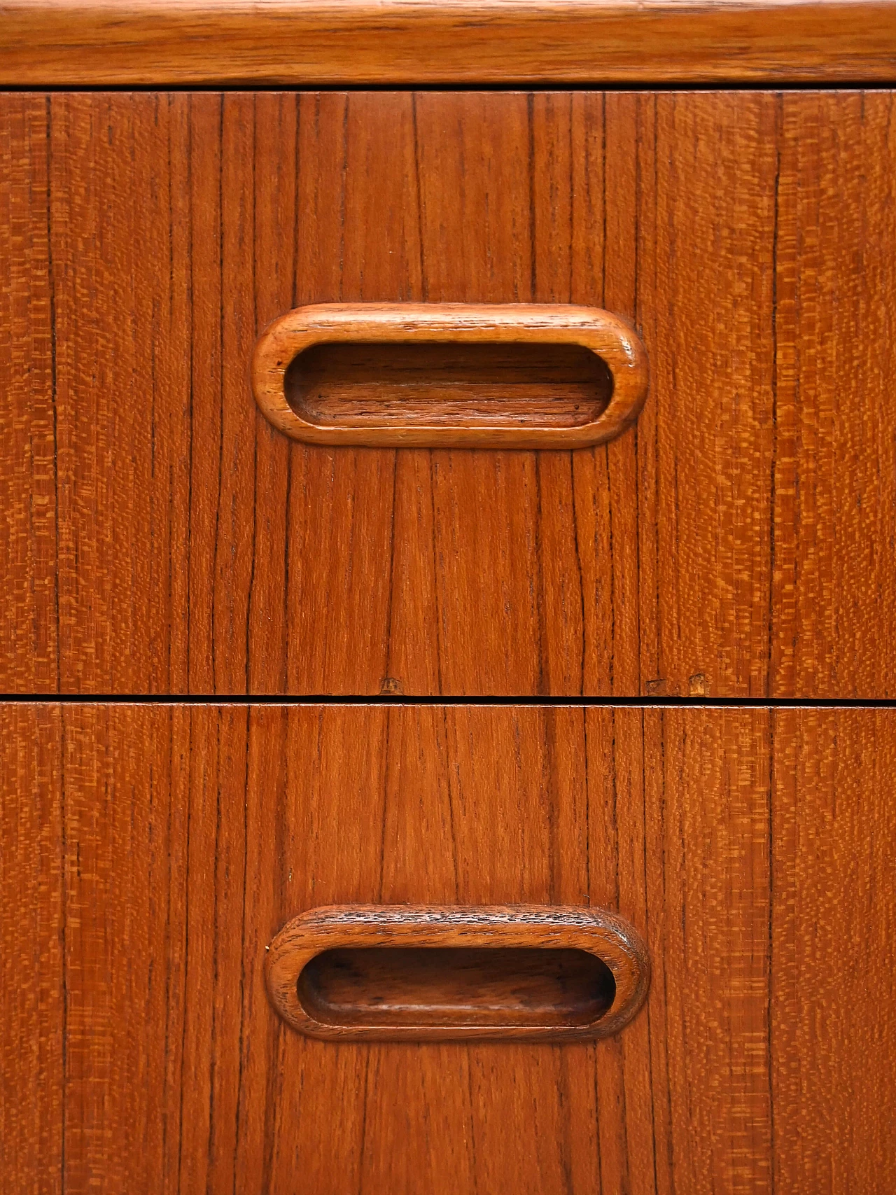Comodino scandinavo in teak con cassetti e gambe coniche, anni '60 8