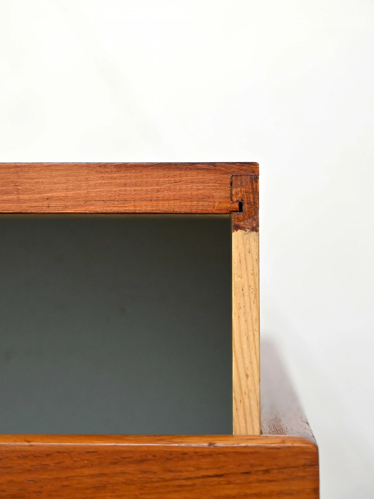 Comodino scandinavo in teak con cassetti e gambe coniche, anni '60 9
