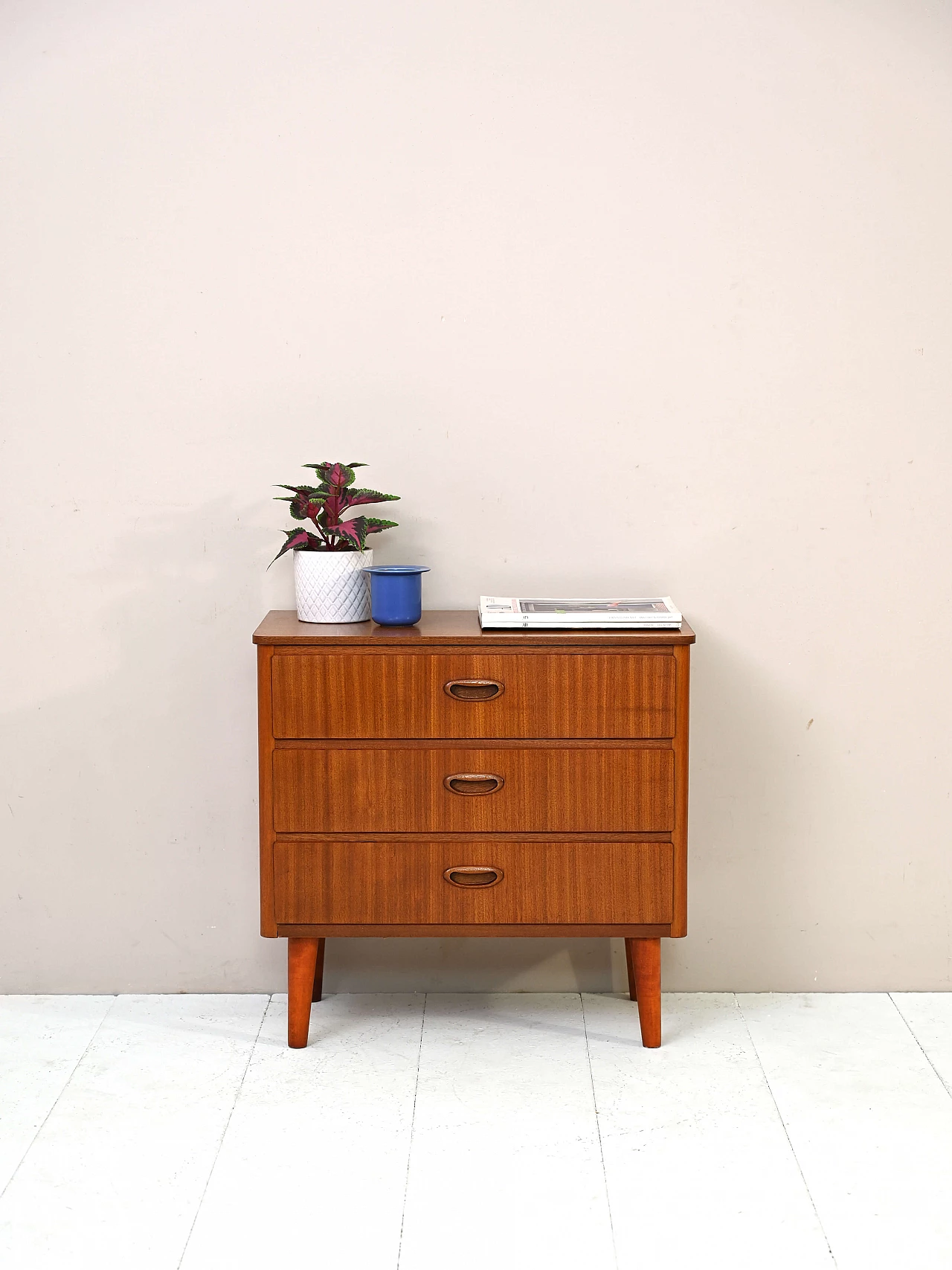 Cassettiera svedese in mogano con gambe coniche, anni '50 1