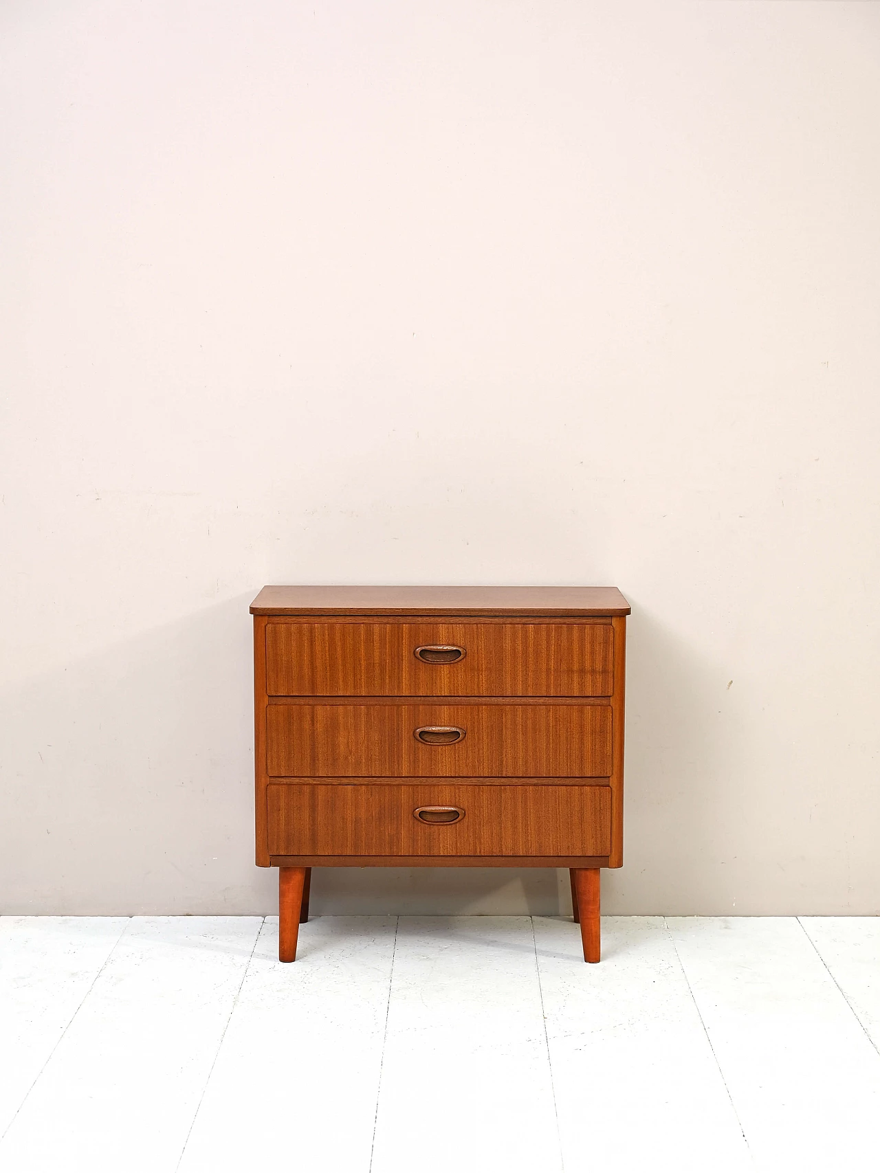 Cassettiera svedese in mogano con gambe coniche, anni '50 2