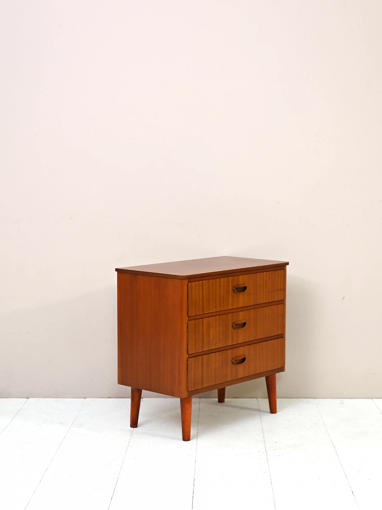 Cassettiera svedese in mogano con gambe coniche, anni '50 3