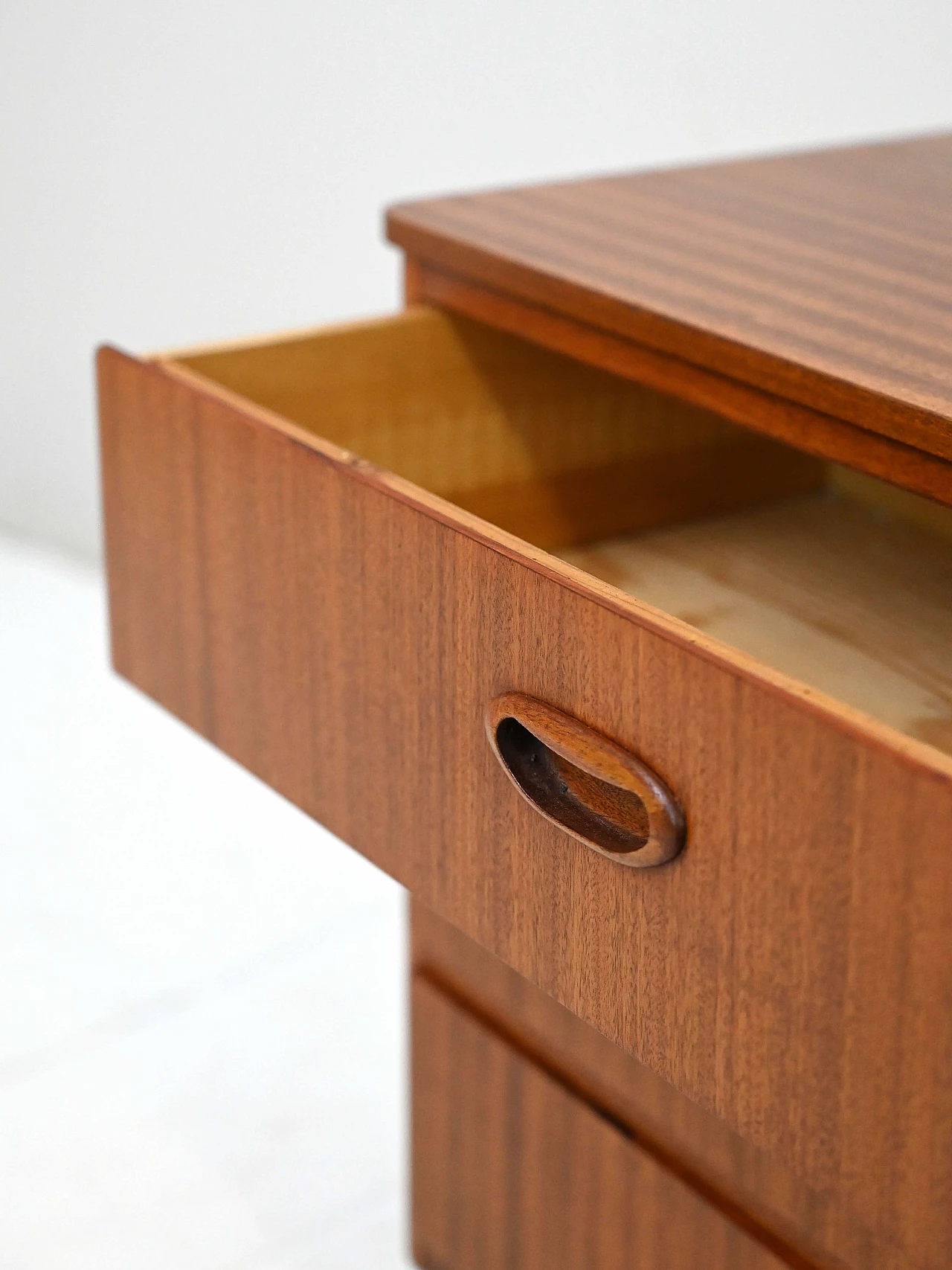 Cassettiera svedese in mogano con gambe coniche, anni '50 6