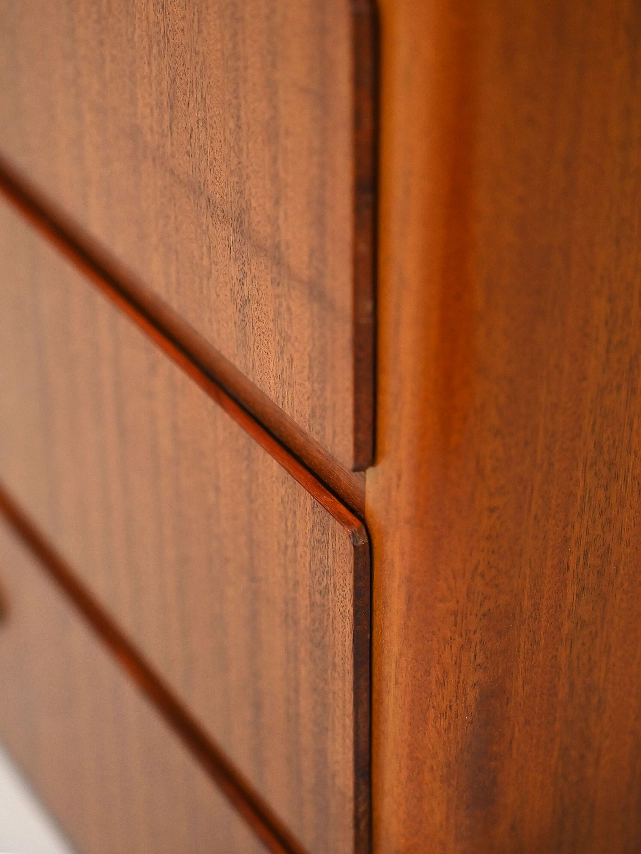 Cassettiera svedese in mogano con gambe coniche, anni '50 7