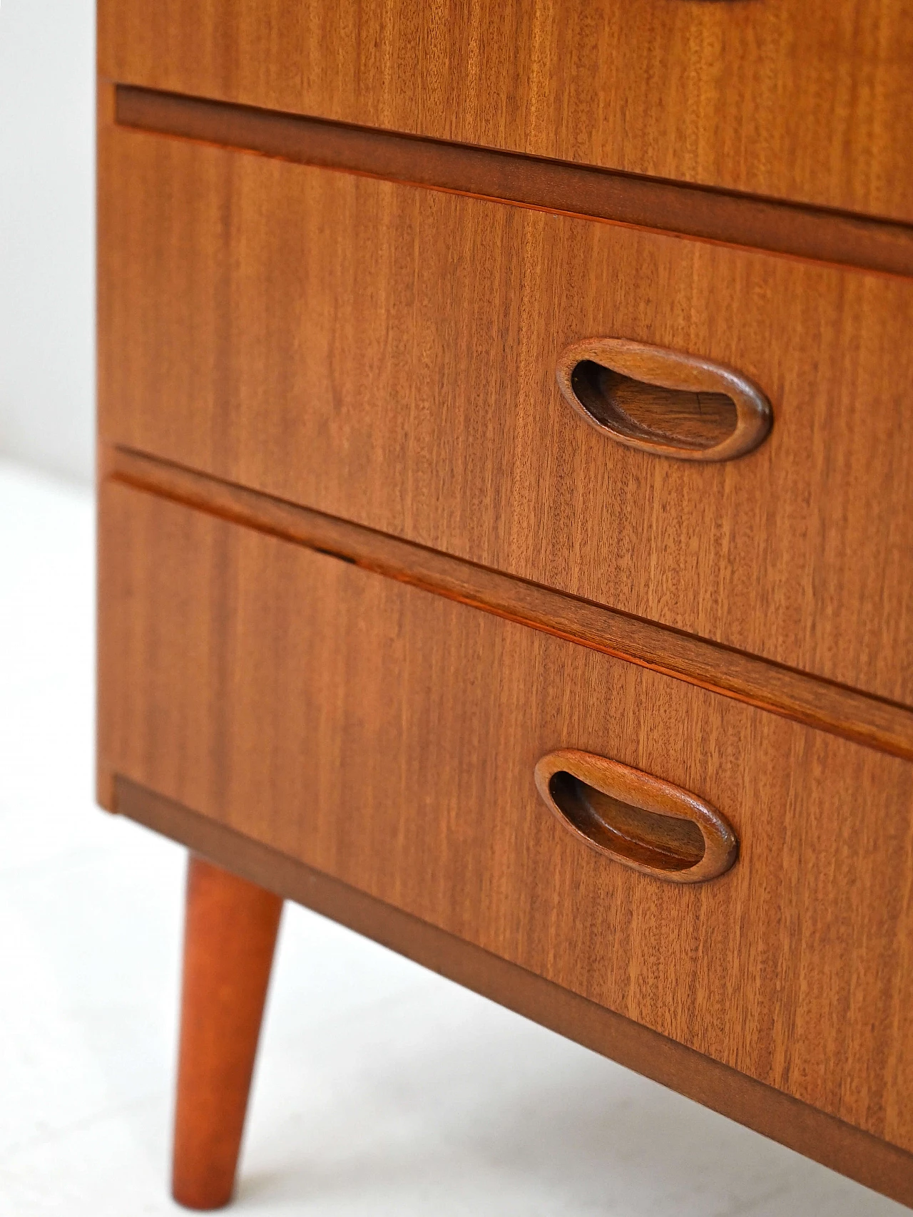 Cassettiera svedese in mogano con gambe coniche, anni '50 8