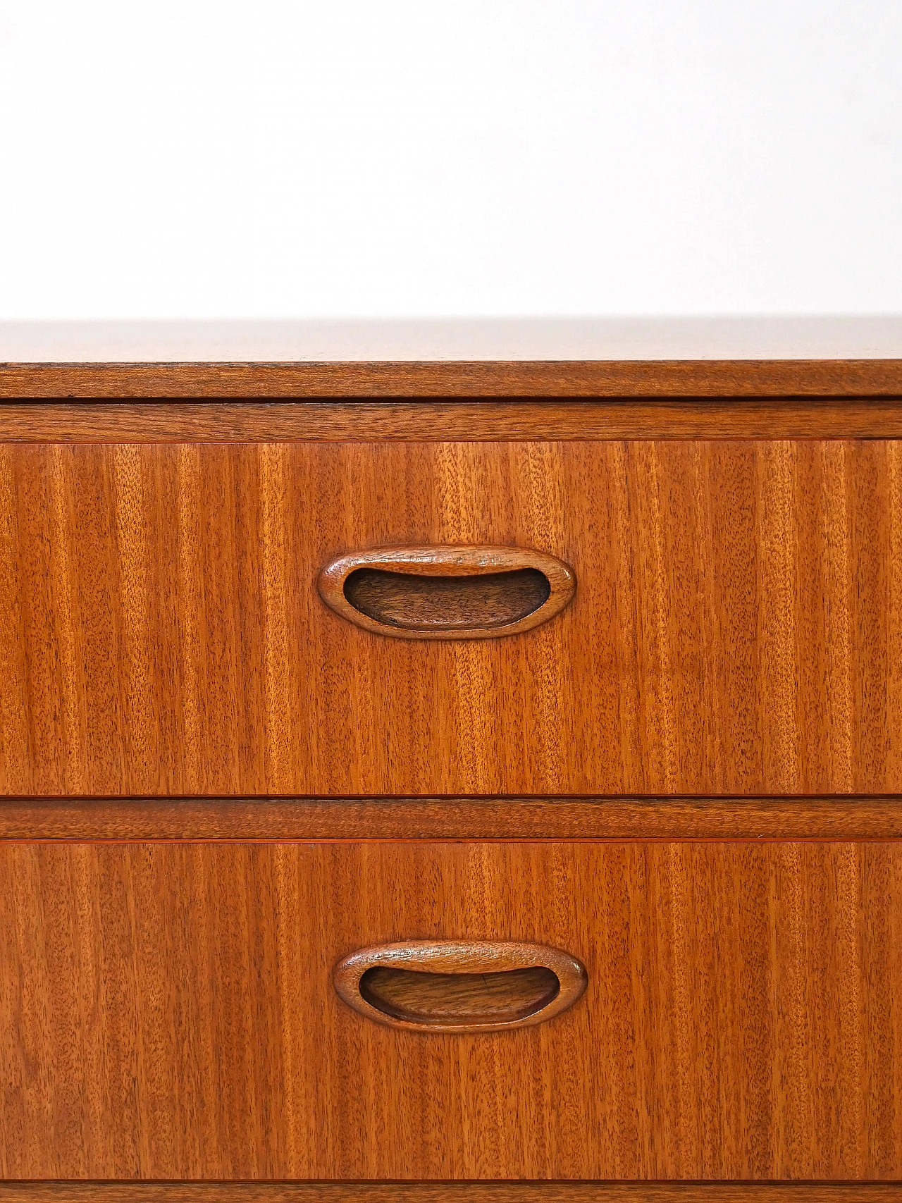 Cassettiera svedese in mogano con gambe coniche, anni '50 9