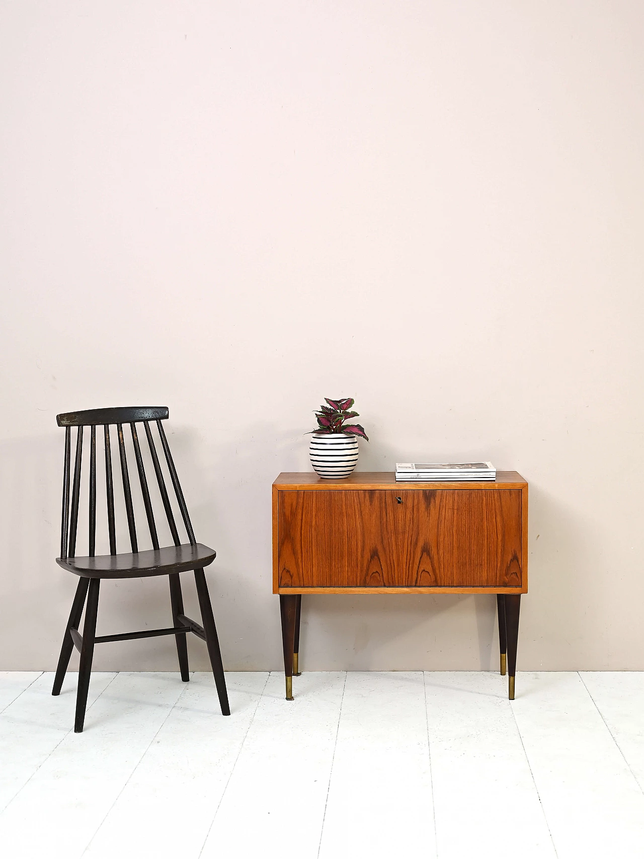 Mobiletto porta dischi in teak con ribalta, anni '60 1