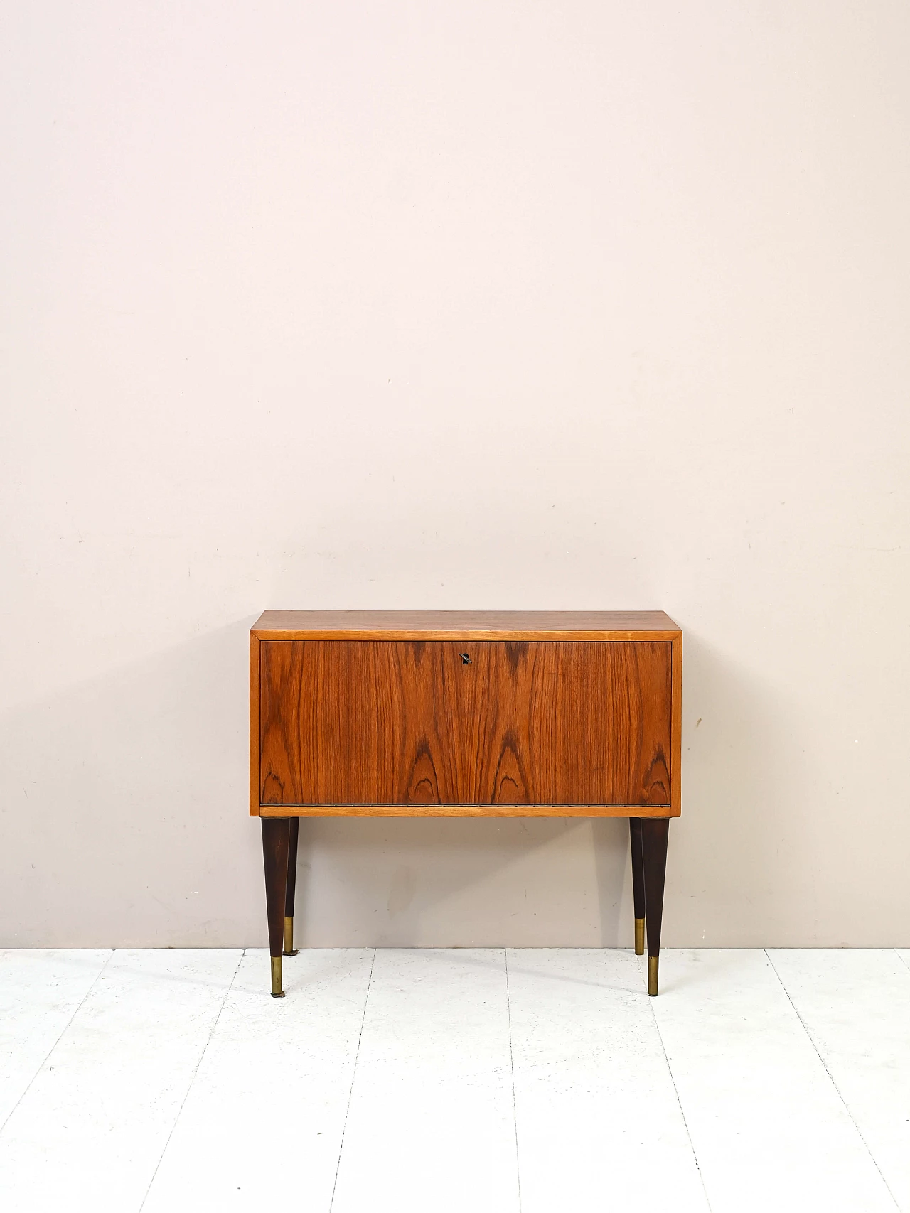 Mobiletto porta dischi in teak con ribalta, anni '60 3