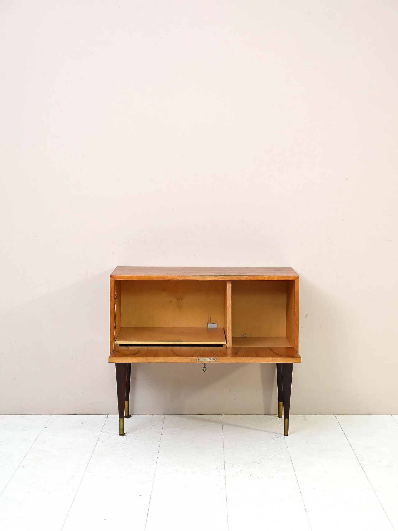 Mobiletto porta dischi in teak con ribalta, anni '60 4