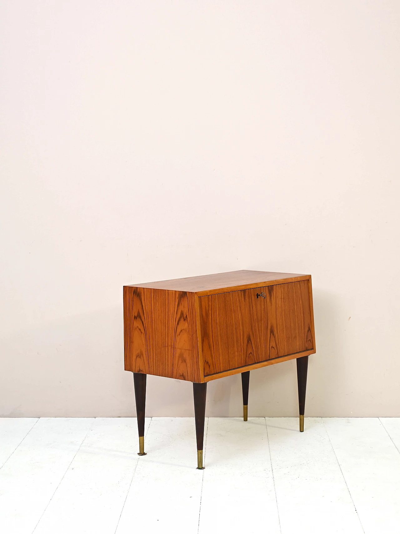 Mobiletto porta dischi in teak con ribalta, anni '60 5