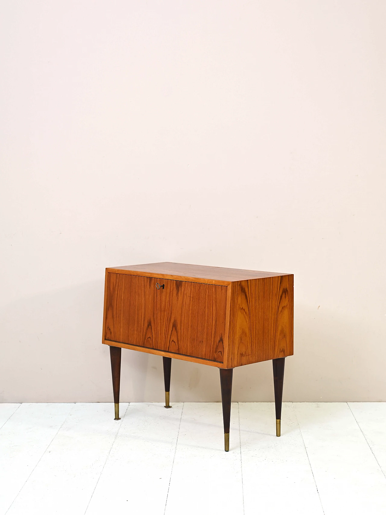 Mobiletto porta dischi in teak con ribalta, anni '60 6