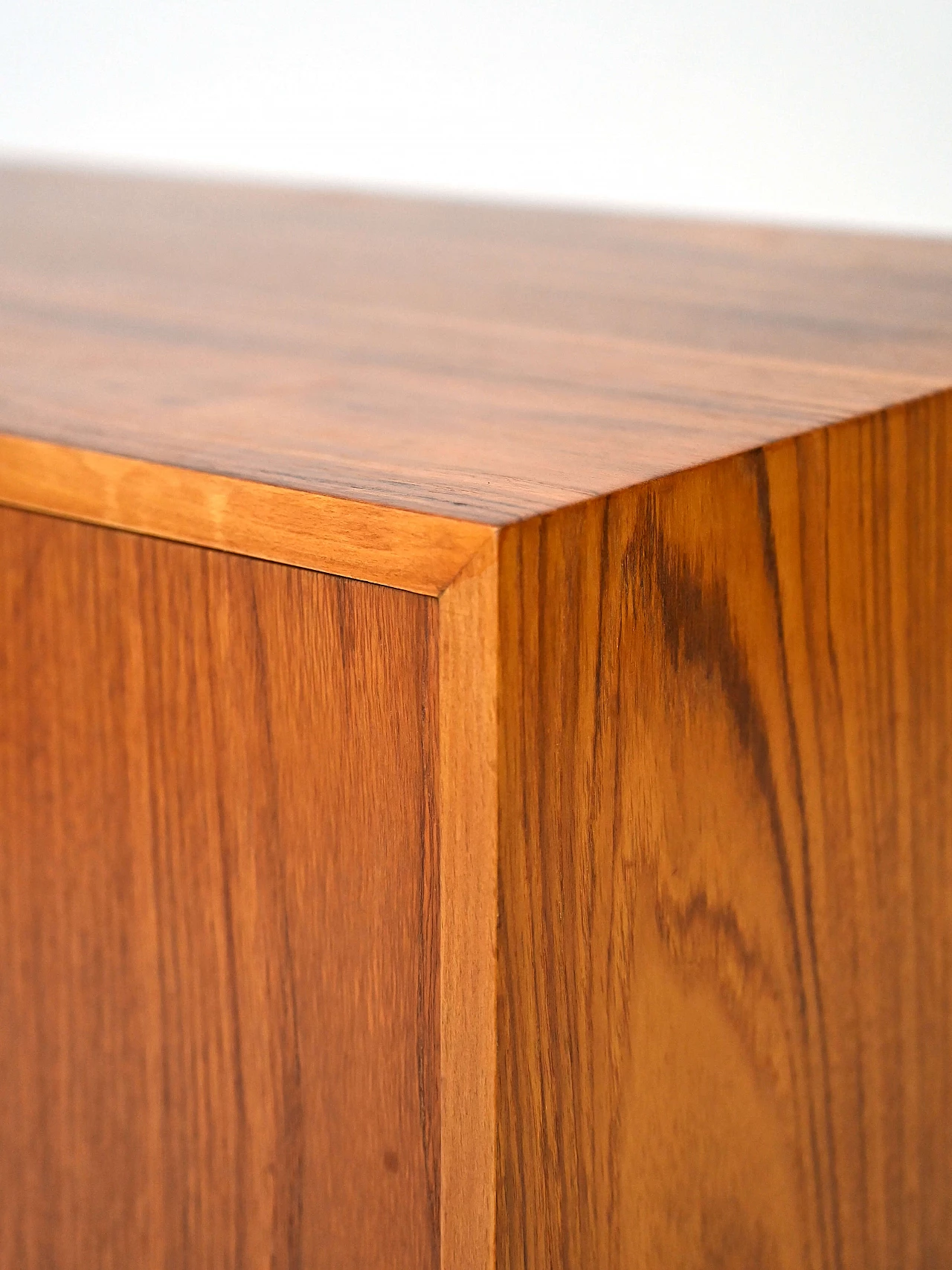 Mobiletto porta dischi in teak con ribalta, anni '60 9