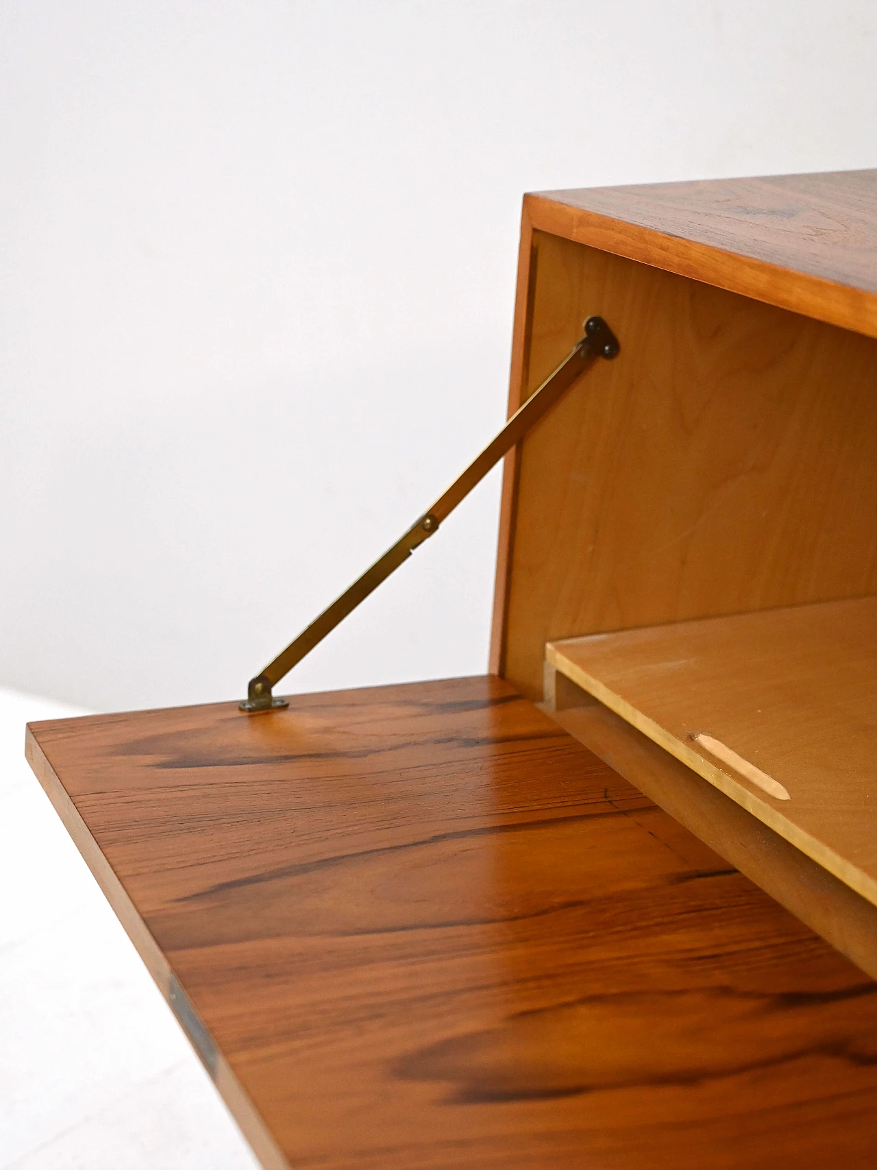 Mobiletto porta dischi in teak con ribalta, anni '60 10