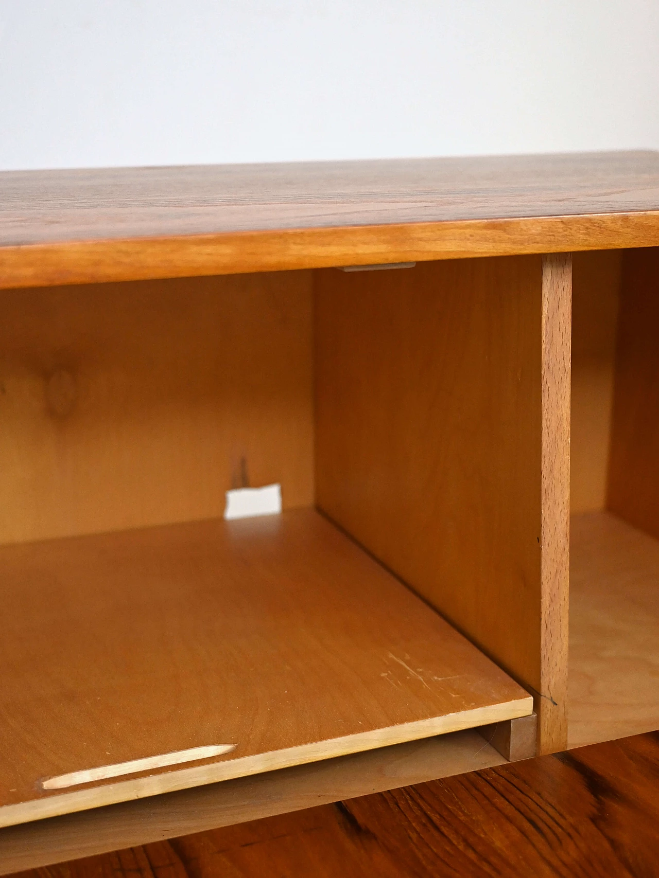 Mobiletto porta dischi in teak con ribalta, anni '60 11