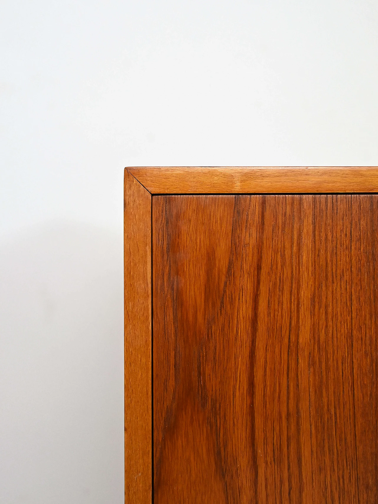 Mobiletto porta dischi in teak con ribalta, anni '60 12