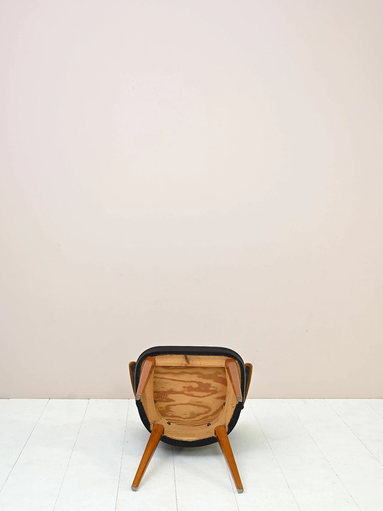 Sedia scandinava in ecopelle nera con braccioli, anni '60 5