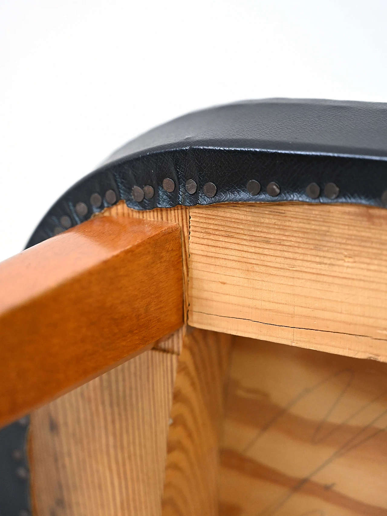 Sedia scandinava in ecopelle nera con braccioli, anni '60 6