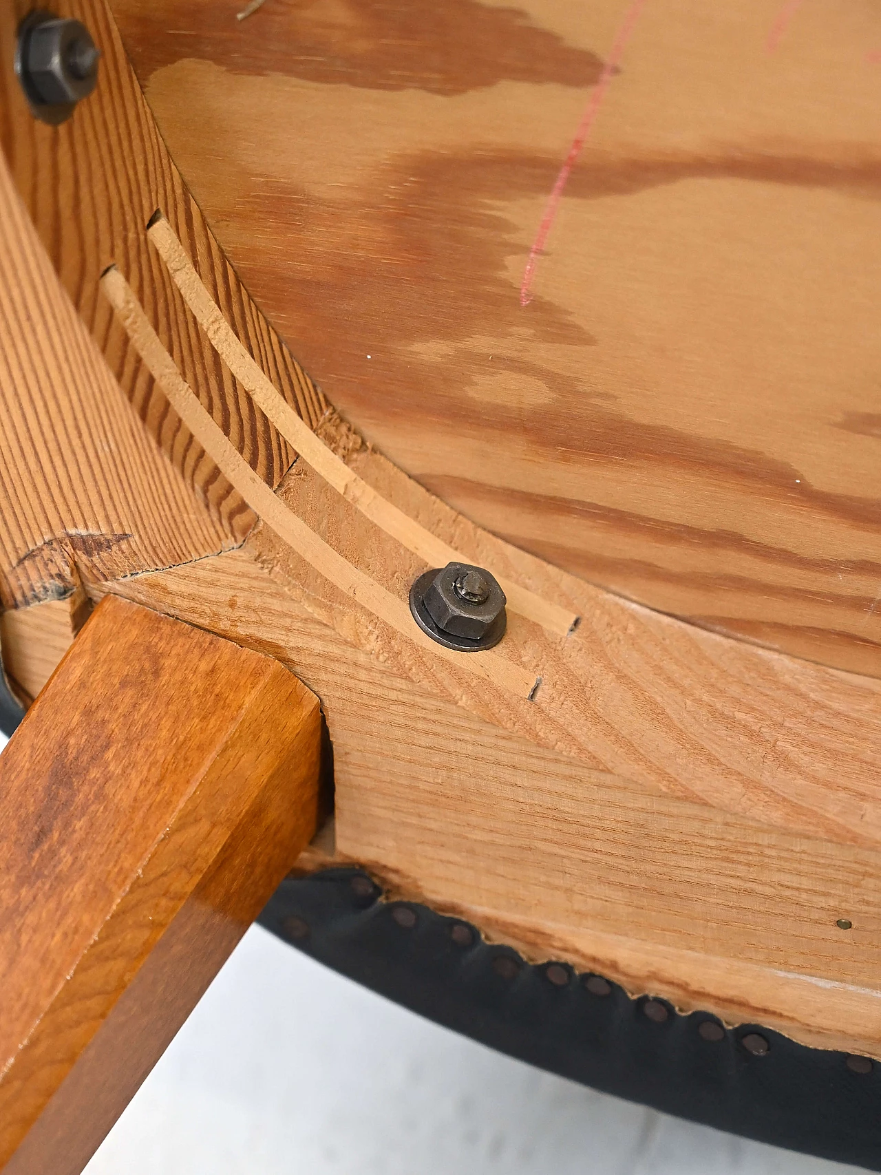 Sedia scandinava in ecopelle nera con braccioli, anni '60 7