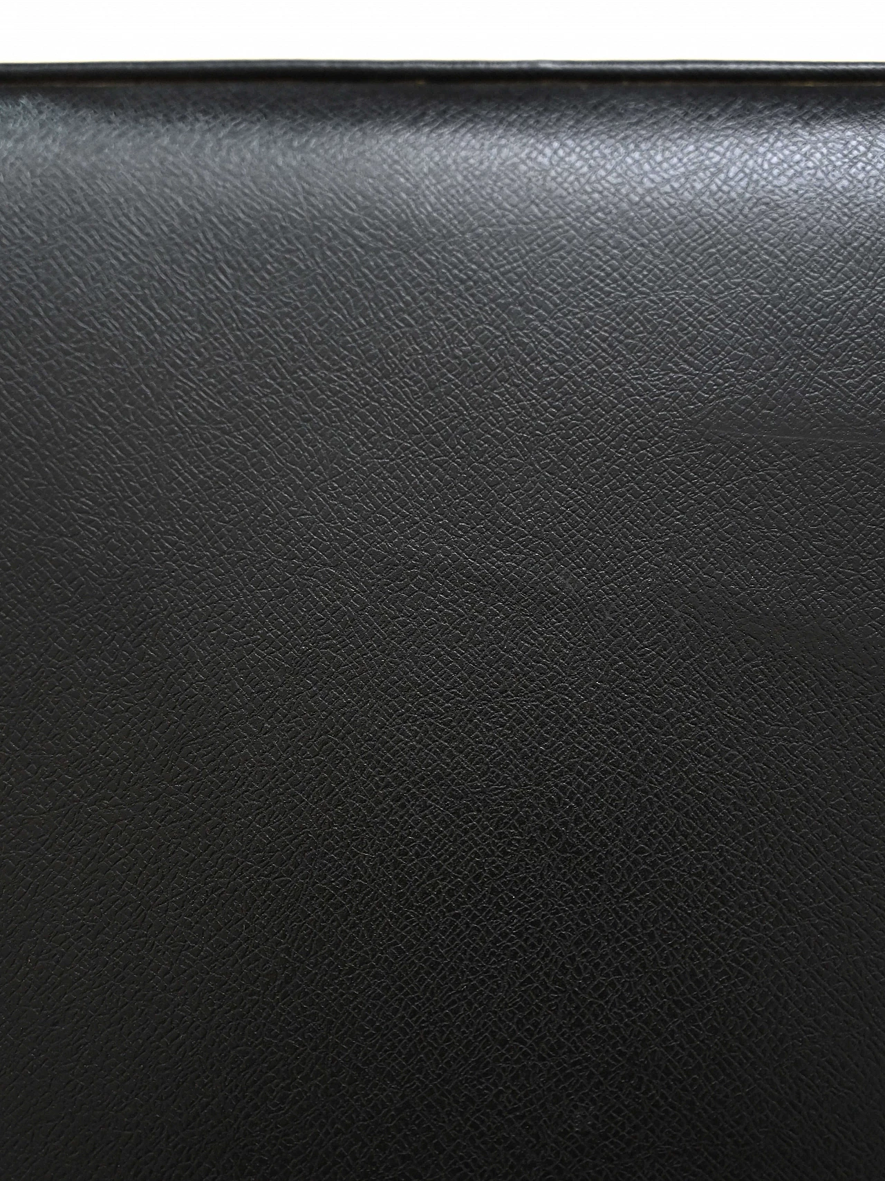 Sedia scandinava in ecopelle nera con braccioli, anni '60 10