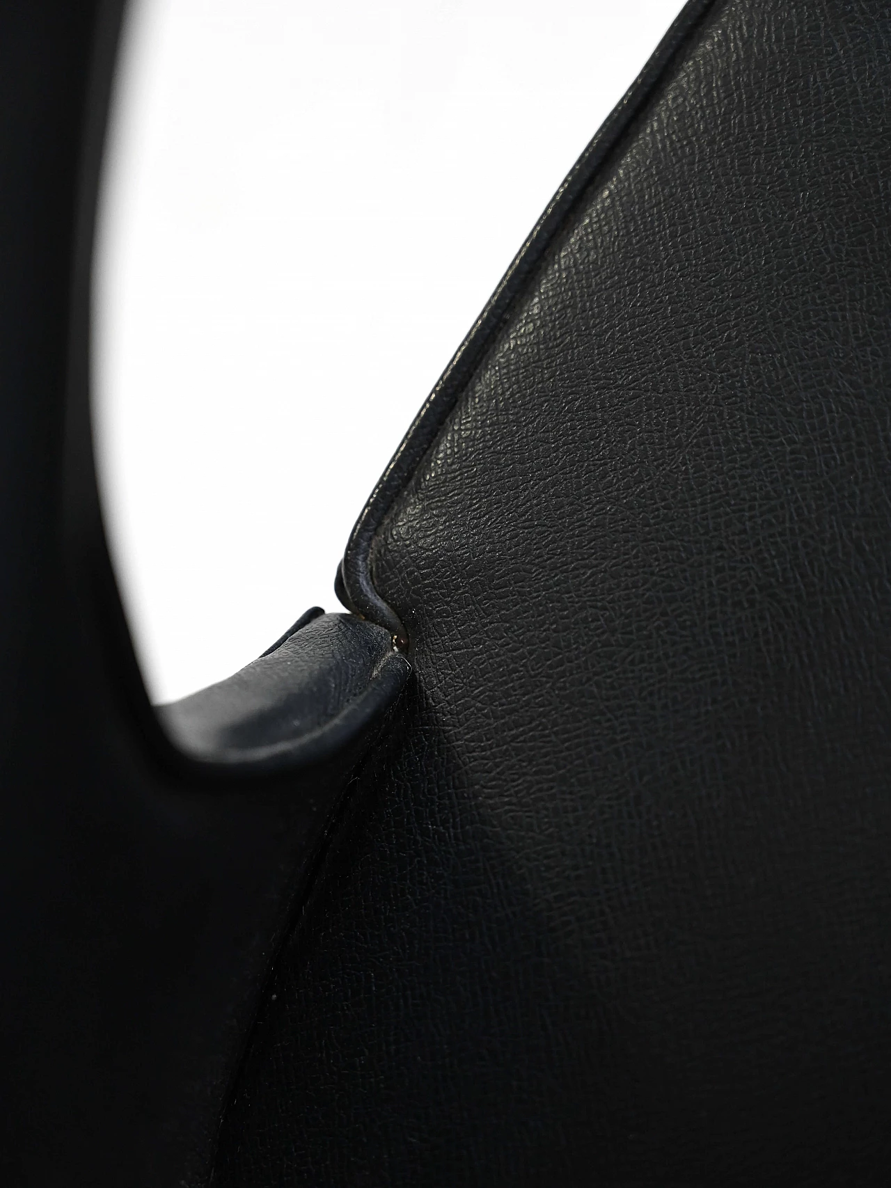 Sedia scandinava in ecopelle nera con braccioli, anni '60 12