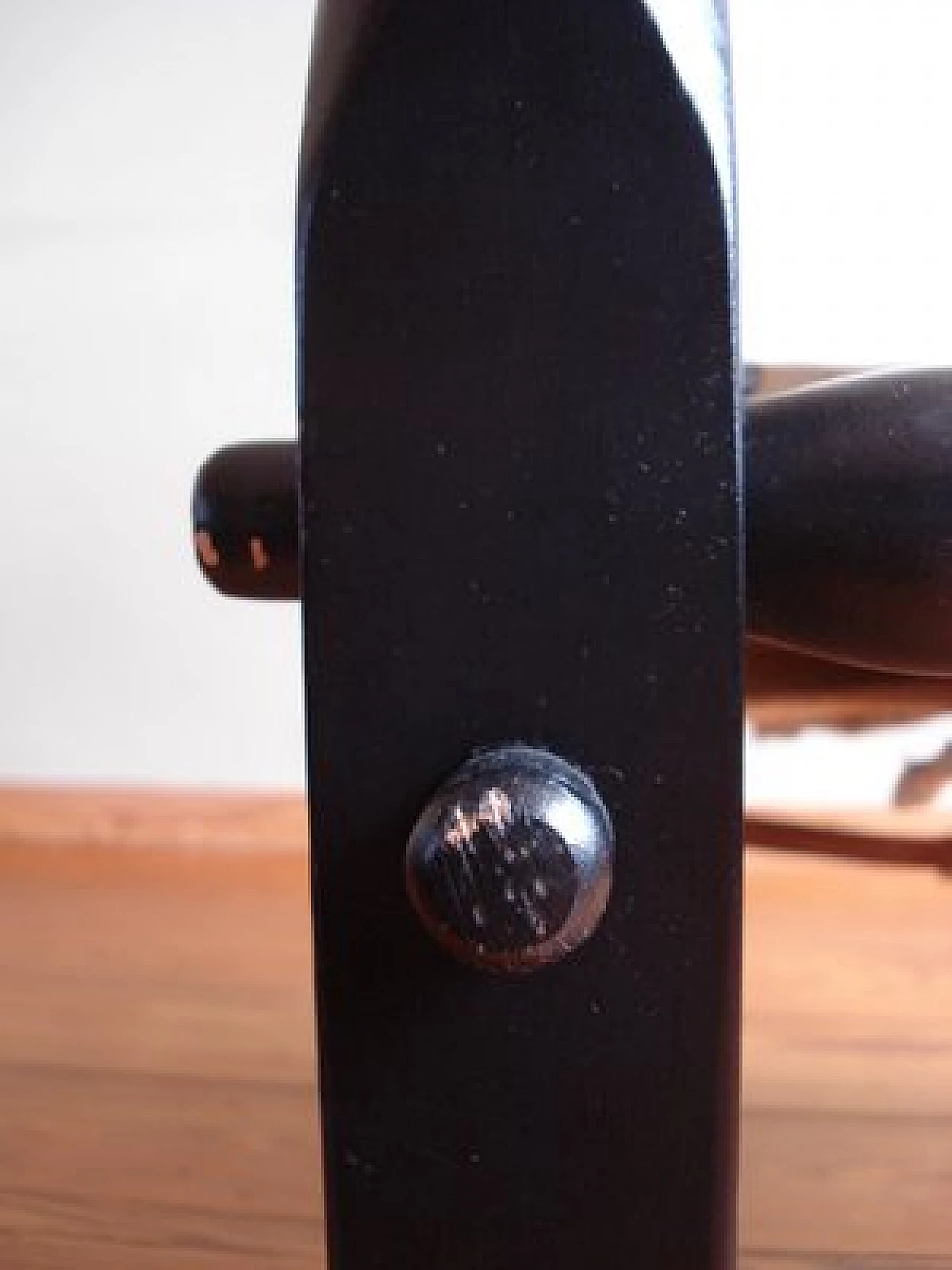 Poltrona Safari in legno scuro di Wilhelm Kienzle, anni '70 13