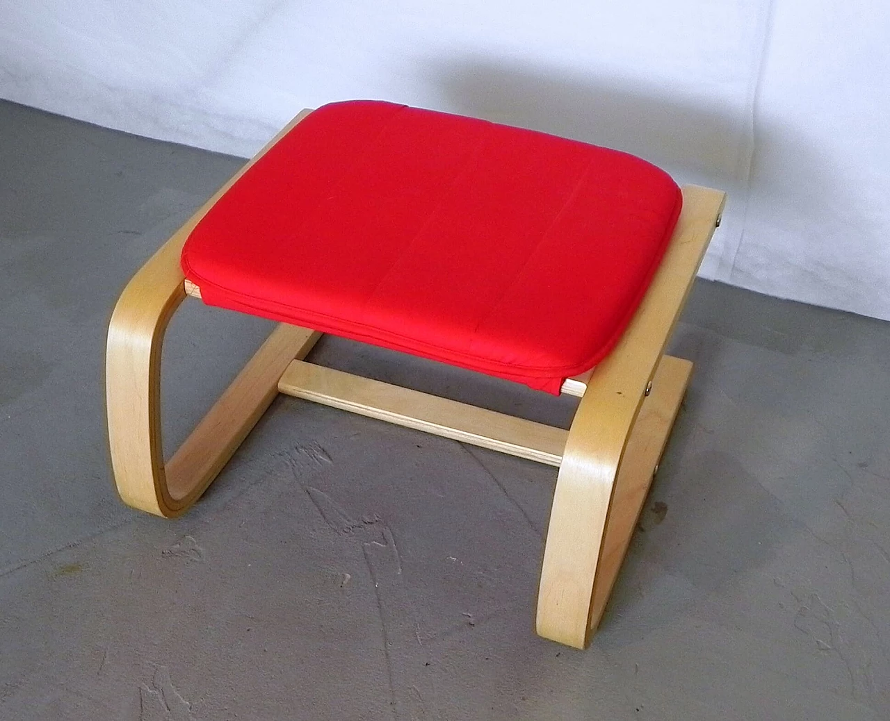 Sgabello in legno di betulla curvato con seduta imbottita 13