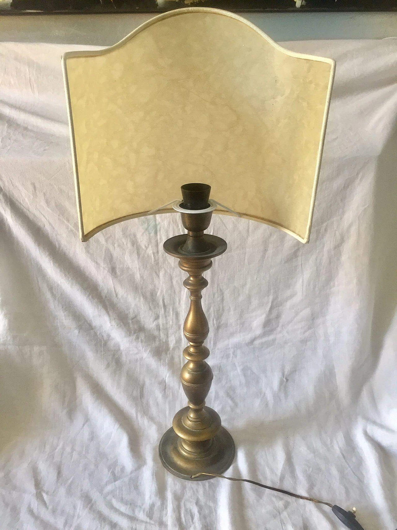 Lampada da tavolo in ottone con paralume a ventola, anni '50 2