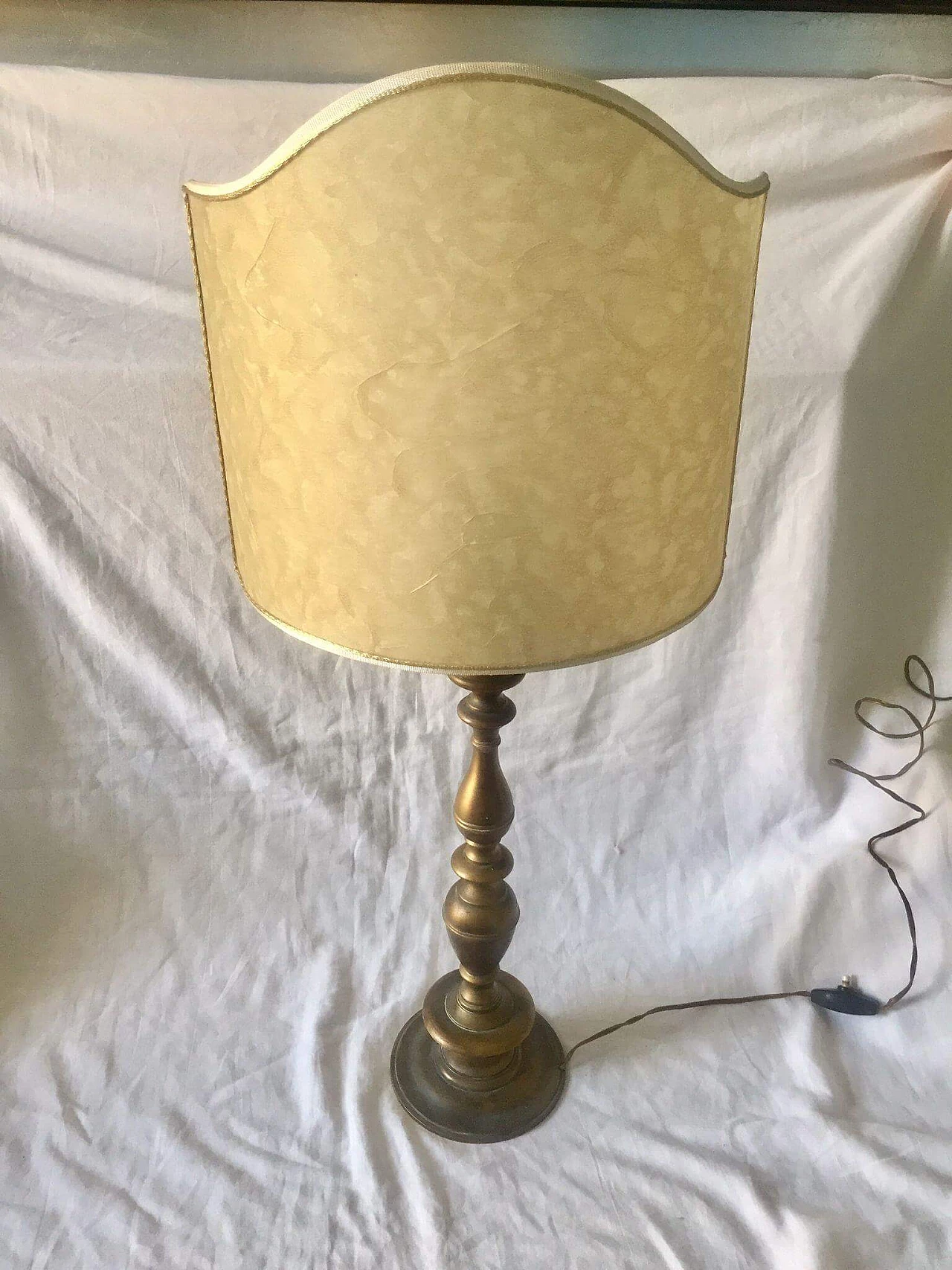 Lampada da tavolo in ottone con paralume a ventola, anni '50 3