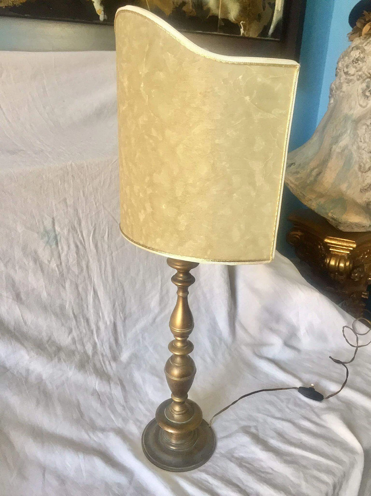 Lampada da tavolo in ottone con paralume a ventola, anni '50 7