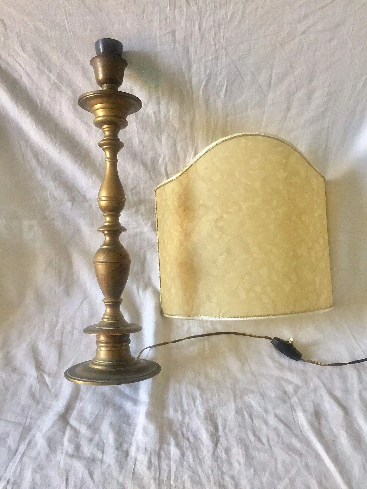 Lampada da tavolo in ottone con paralume a ventola, anni '50 8