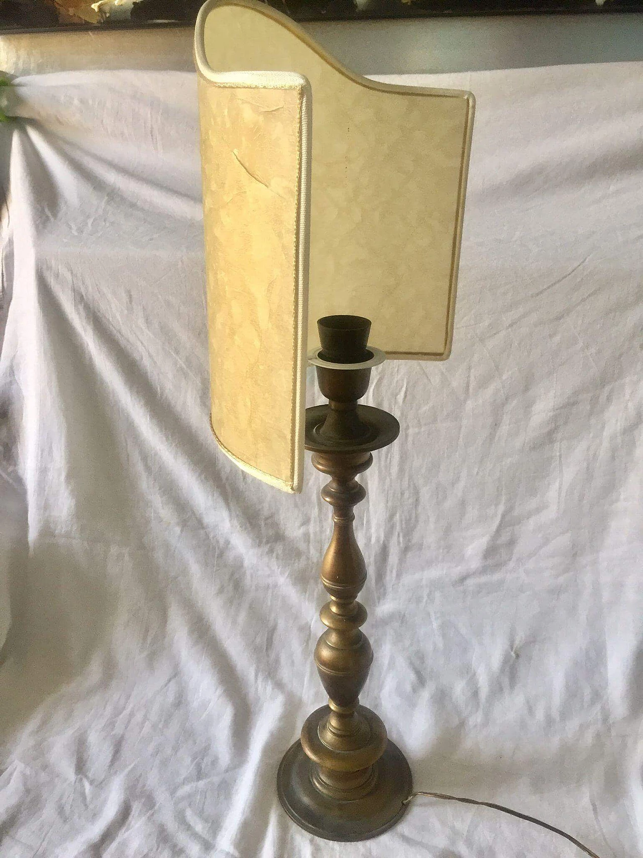 Lampada da tavolo in ottone con paralume a ventola, anni '50 9