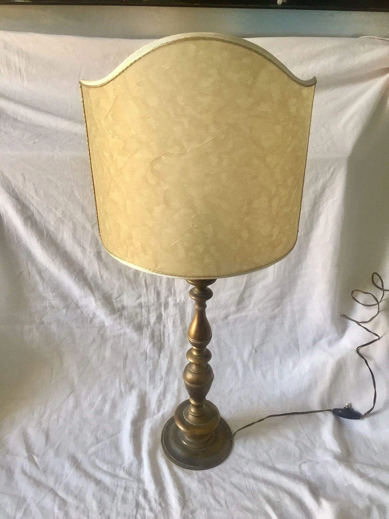 Lampada da tavolo in ottone con paralume a ventola, anni '50 10