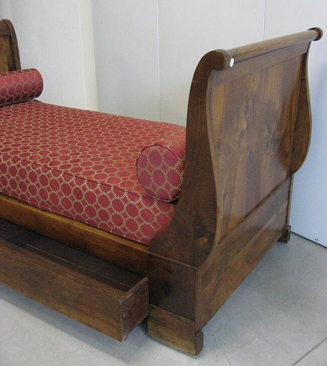 Solid walnut boat bed, 19th century 2