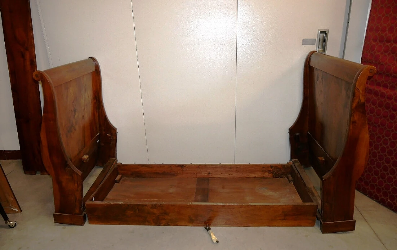 Solid walnut boat bed, 19th century 3