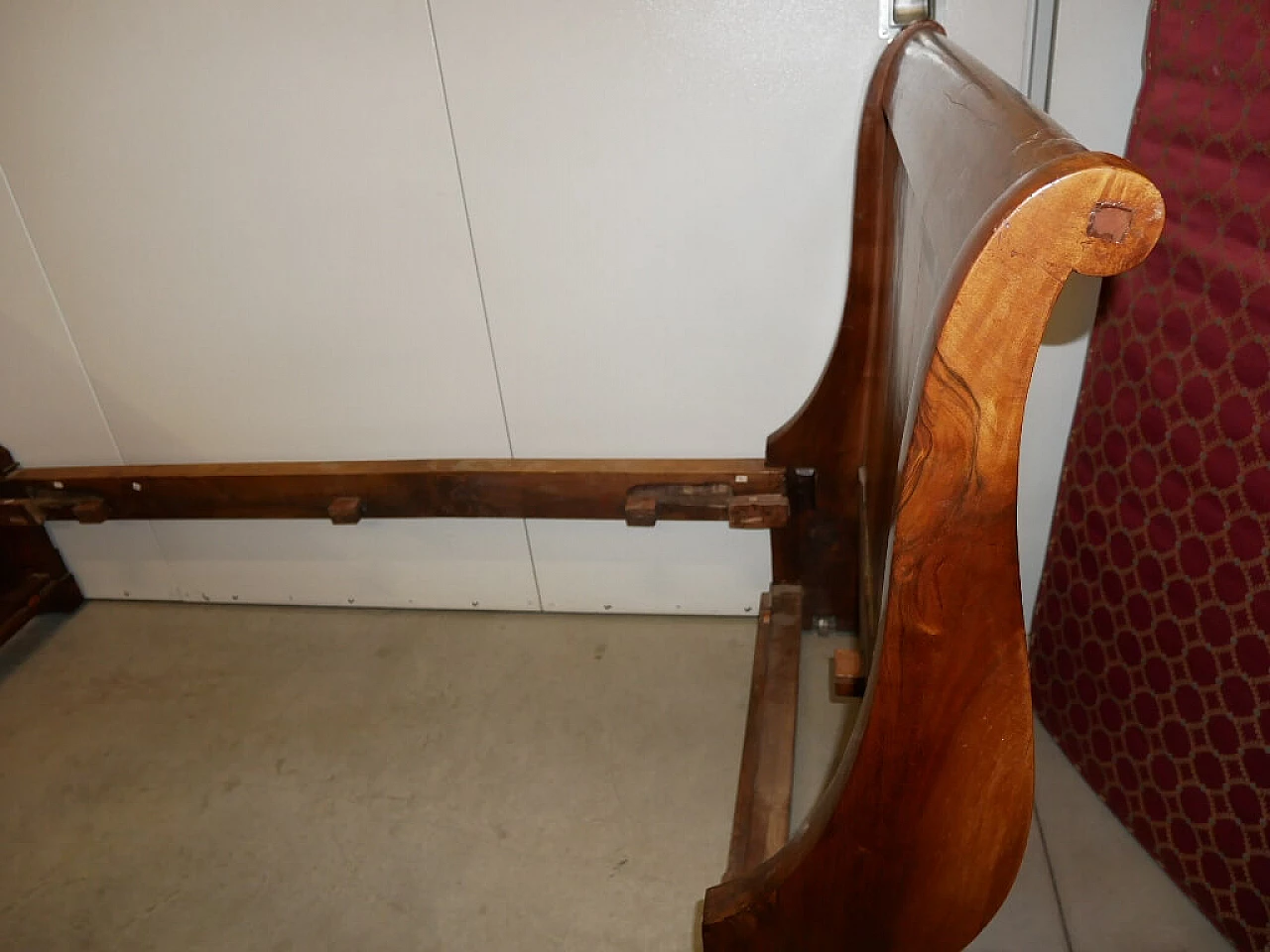 Solid walnut boat bed, 19th century 7