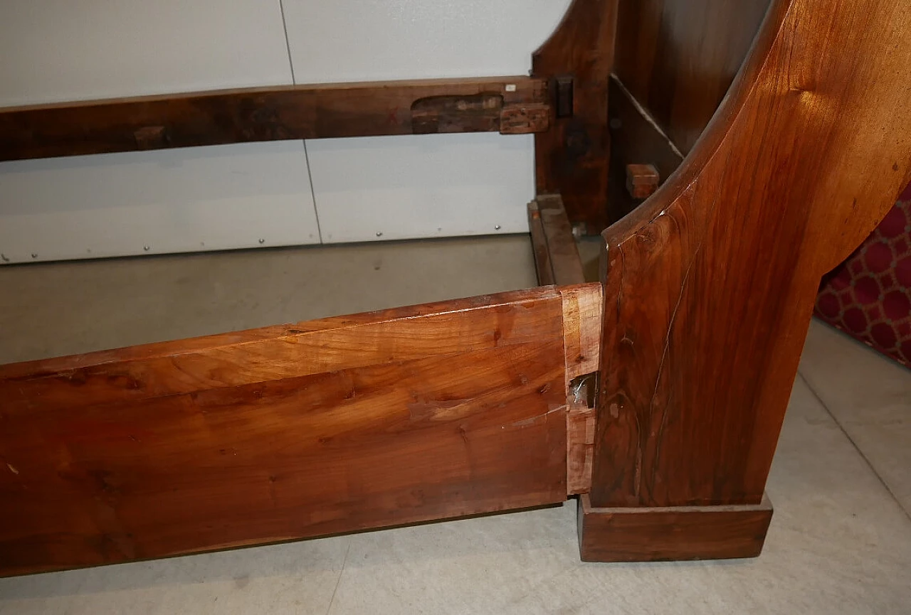 Solid walnut boat bed, 19th century 8