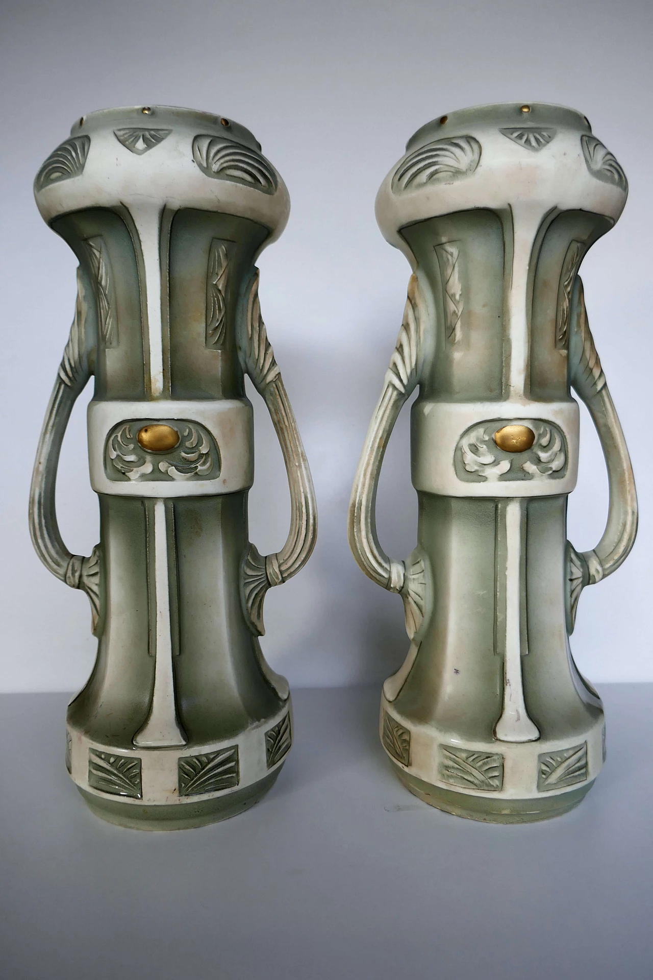 Coppia di vasi in ceramica attribuiti a Robert Hanke, inizio '900 1