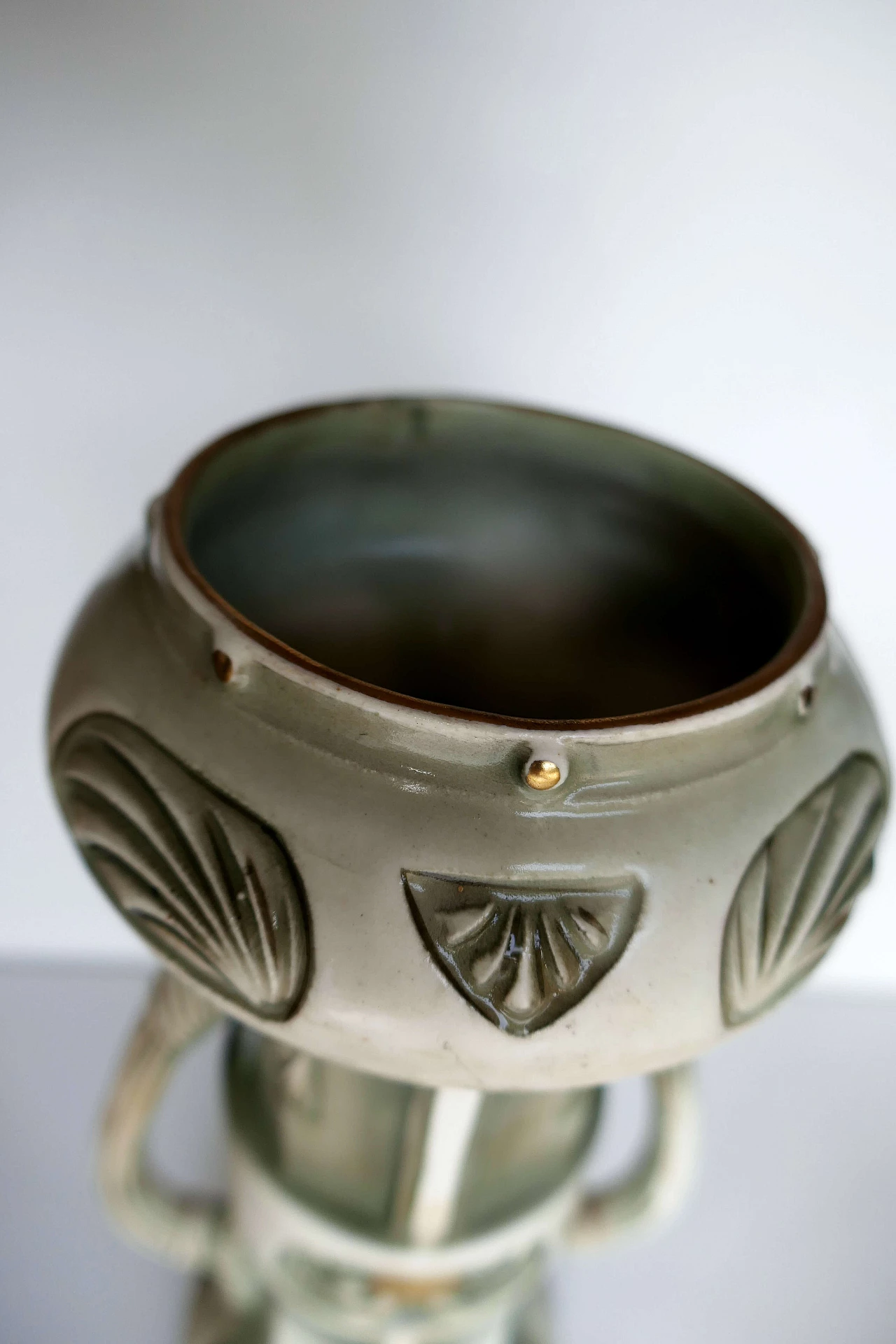 Coppia di vasi in ceramica attribuiti a Robert Hanke, inizio '900 12